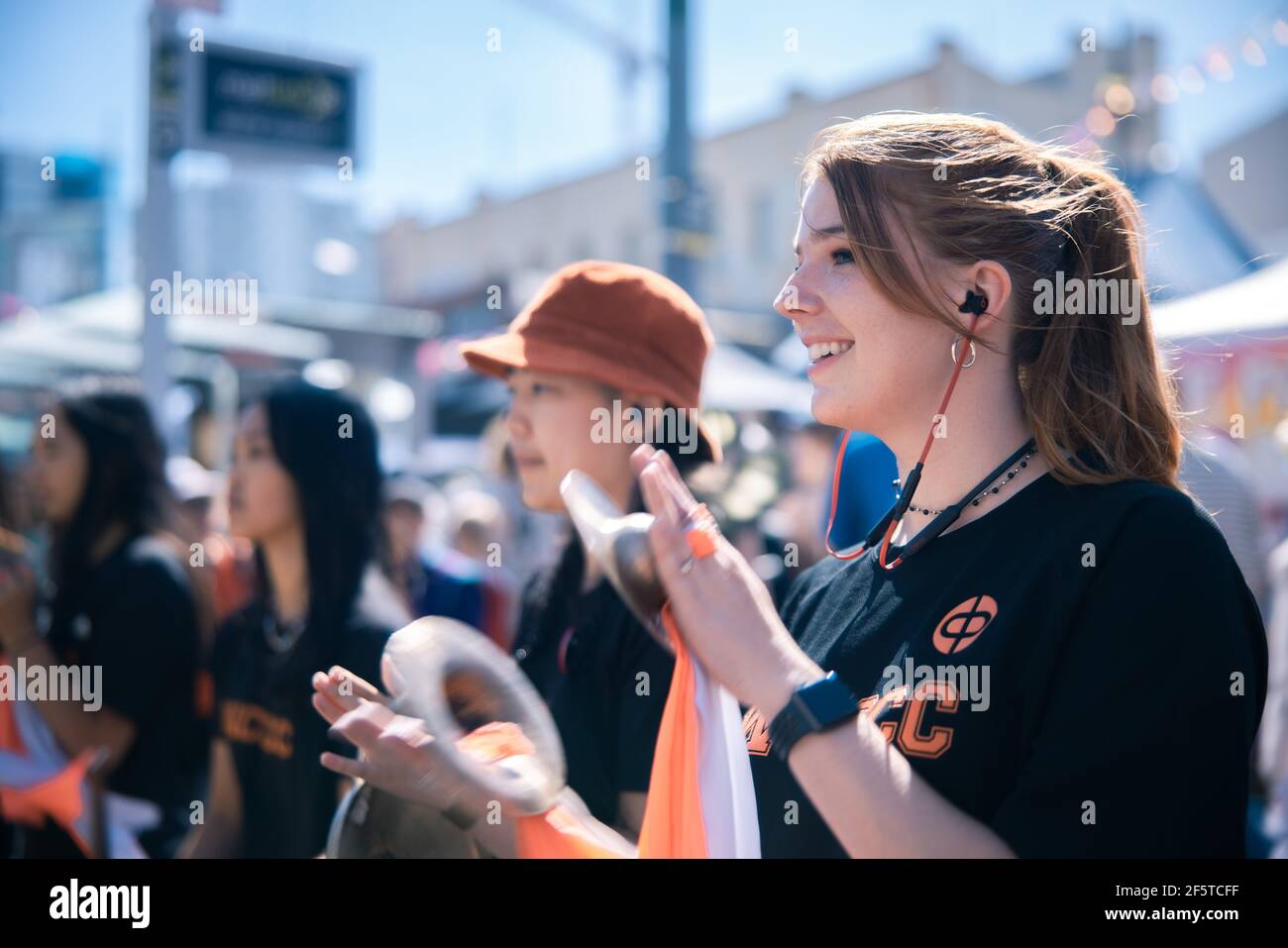 (210328) -- WELLINGTON, 28 marzo 2021 (Xinhua) -- la gente si esibisce durante il festival di arti e musica all'aperto CubaDupa a Wellington, Nuova Zelanda, 27 marzo 2021. Il quartiere di Cuba Street, nella capitale della Nuova Zelanda, qui è venuto in vita durante il fine settimana, mentre balli cinesi e musica cinese tradizionale adornavano il più grande festival di musica e arti all'aperto della Nuova Zelanda CubaDupa. L'evento è stato costretto a ruotare nel 2019 in una versione fuori strada a causa delle tragedie della moschea di Christchurch, e nel 2020 non è stato possibile procedere a causa delle restrizioni di blocco COVID-19. Tuttavia, il CubaDupa del 2021 tornò a Wit Foto Stock