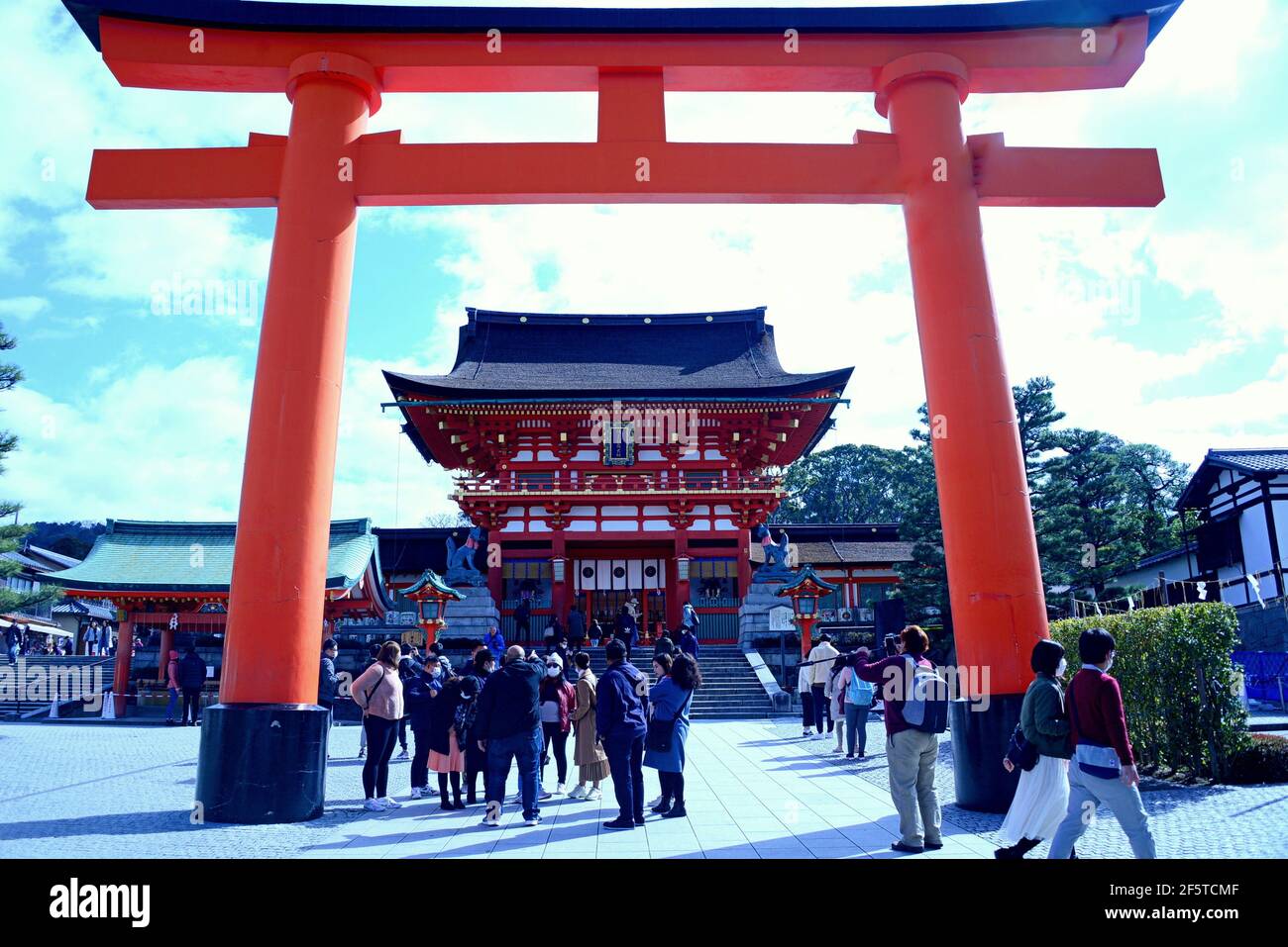 Fushimi Inari Taisha è il santuario principale dedicato al kami Inari, il santuario si trova alla base di una montagna chiamata anche Inari Foto Stock