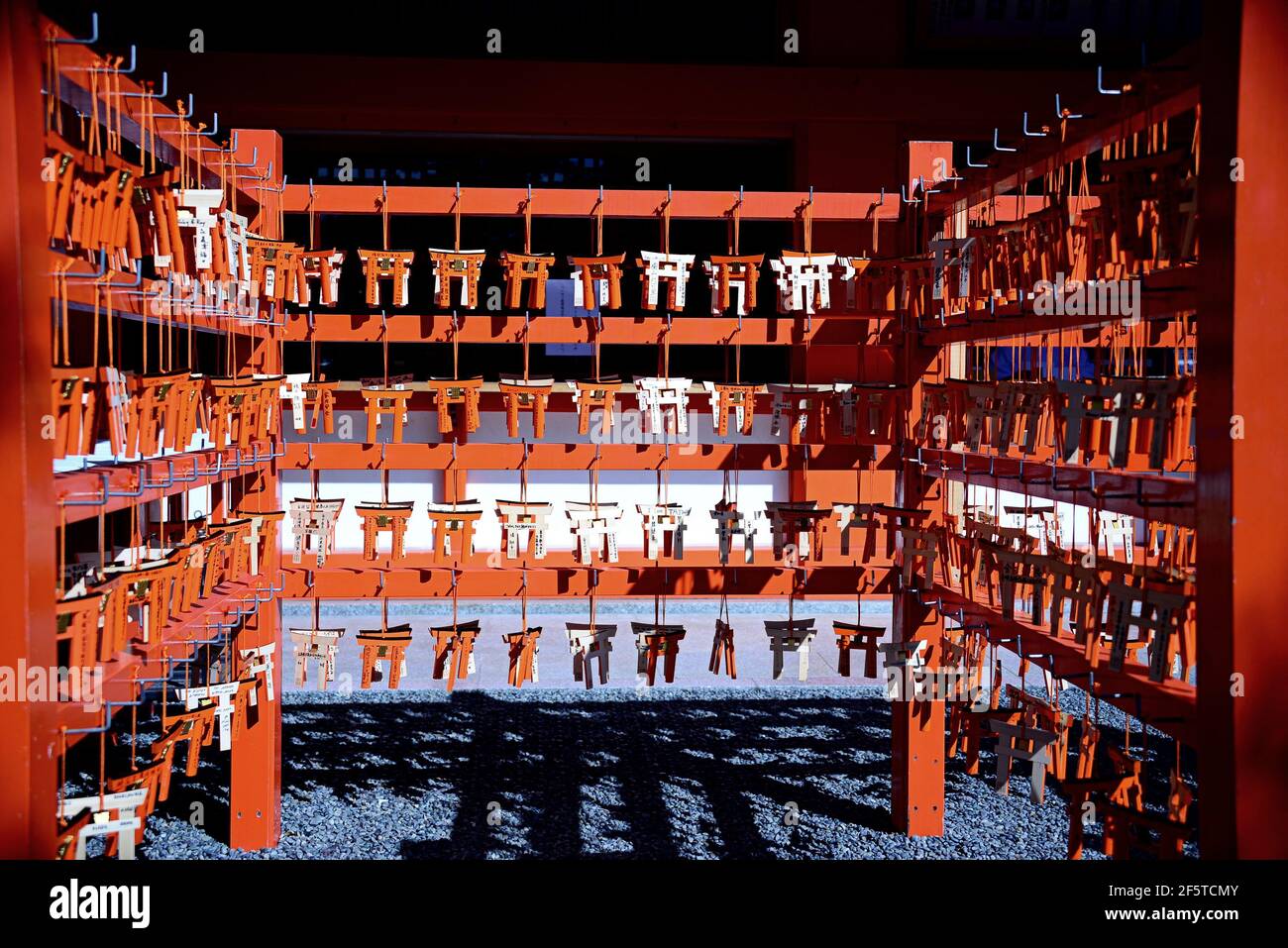 Fushimi Inari Taisha è il santuario principale dedicato al kami Inari, il santuario si trova alla base di una montagna chiamata anche Inari Foto Stock