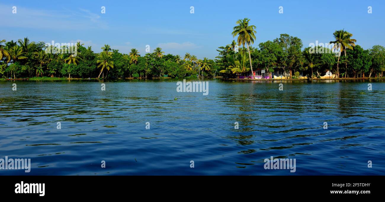 Le acque posteriori del Kerala sono una rete di laghi salmastri e lagune Parallelo alla costa del Mar Arabico Foto Stock