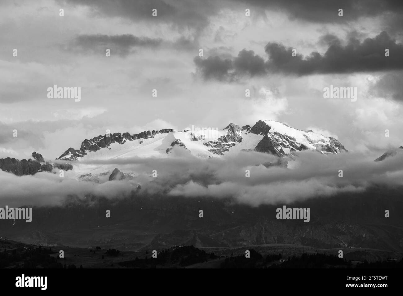 Lato nord del gruppo Marmolada. Ghiacciaio, suggestive nuvole. Paesaggio di montagna bianco nero. Alpi Italiane. Europa. Foto Stock