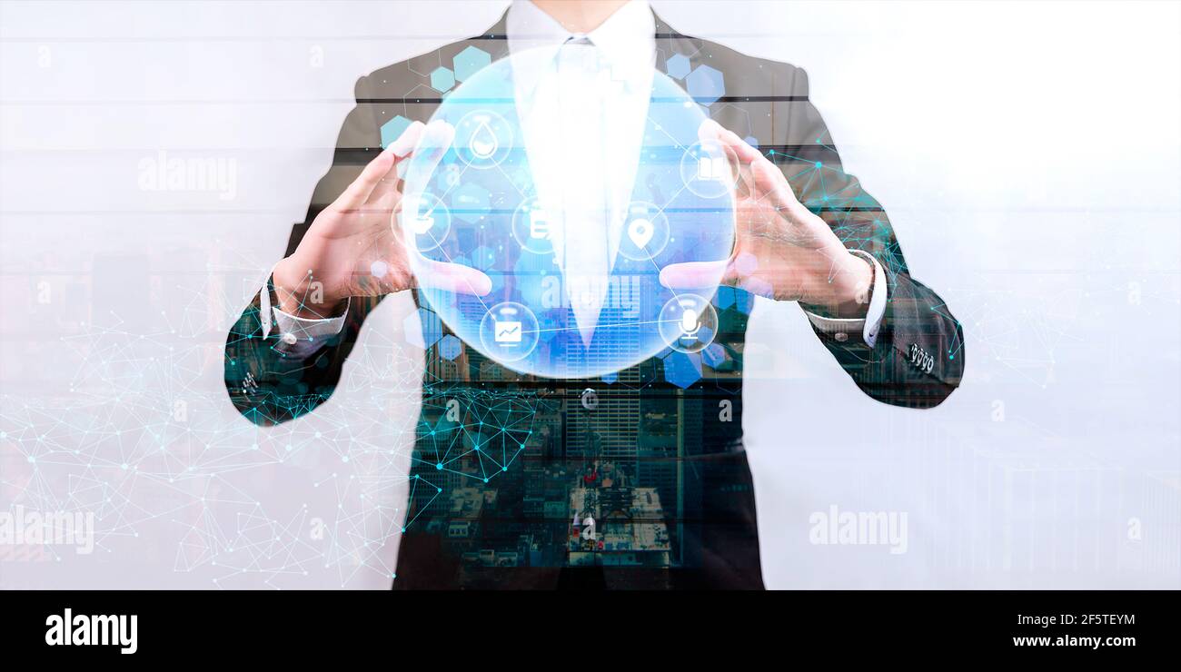 Uomo d'affari che detiene un globo digitale. Informazioni generali astratte sul business, la comunicazione, il concetto di tecnologia. Foto Stock