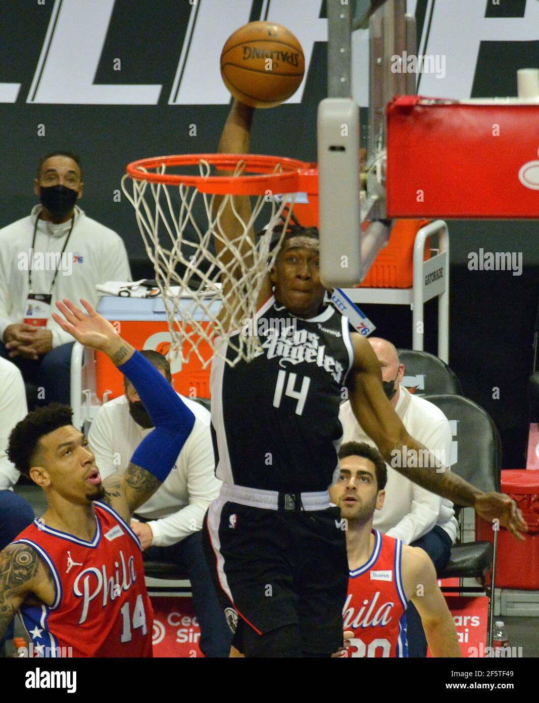 Los Angeles, Stati Uniti. 28 Marzo 2021. La guardia dei Clippers di Los Angeles Terance Mann segna la guardia dei 76ers di Philadelphia Danny Green durante la seconda metà allo Staples Center di Los Angeles sabato 27 marzo 2021. I Clippers sconfissero i 76ers 122-112. Foto di Jim Ruymen/UPI Credit: UPI/Alamy Live News Foto Stock