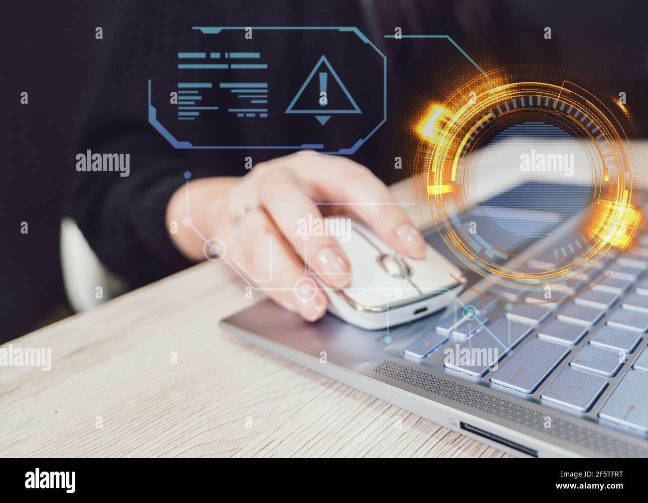 Primo piano donna che lavora su un notebook. Programmazione, cyber sicurezza , dati, concetto di tecnologia avanzata del futuro. Foto Stock