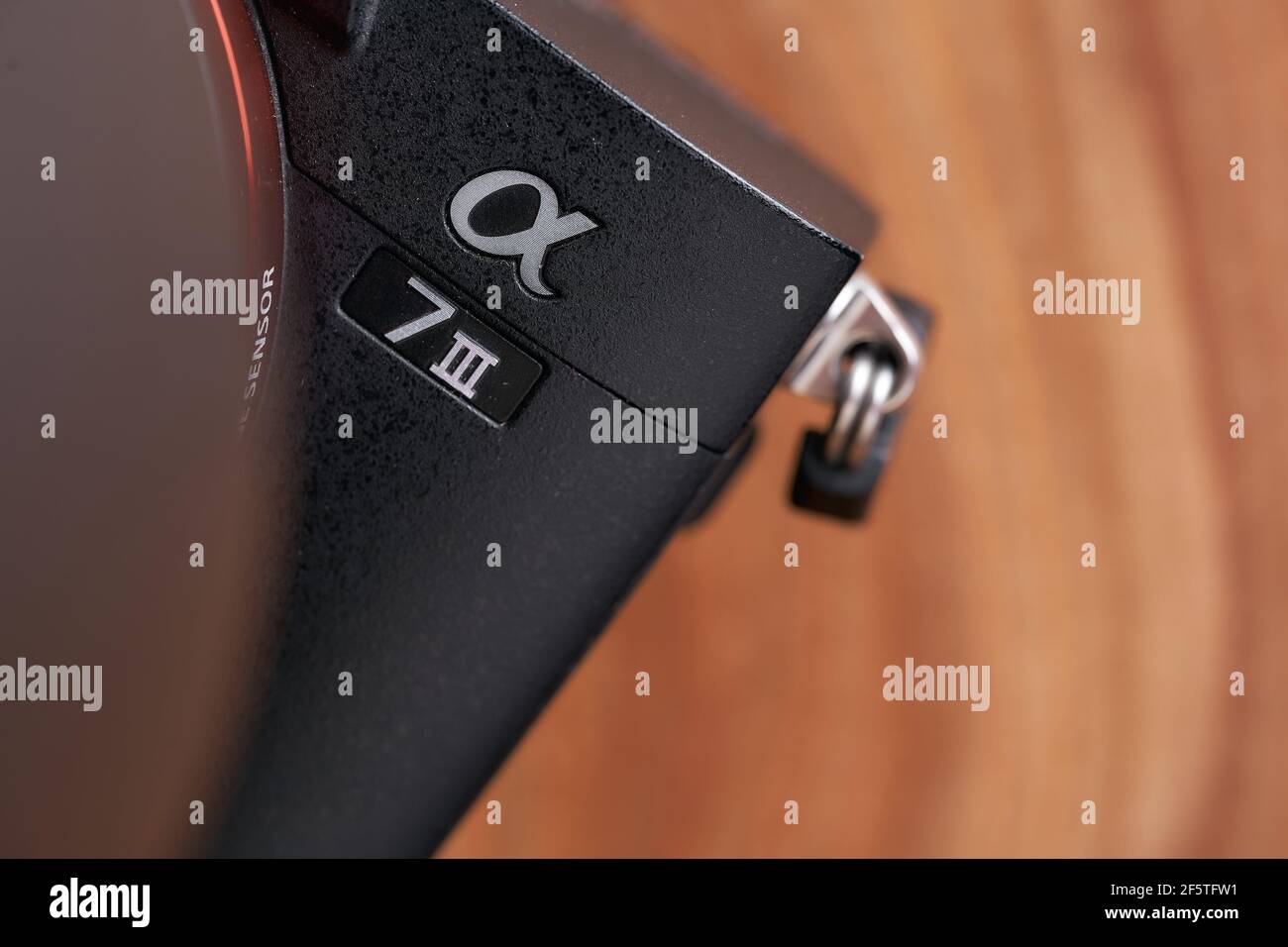 Marzo 2021: Fotocamera digitale Sony Alpha a7 III Mirrorless corpo e obiettivo. Foto Stock