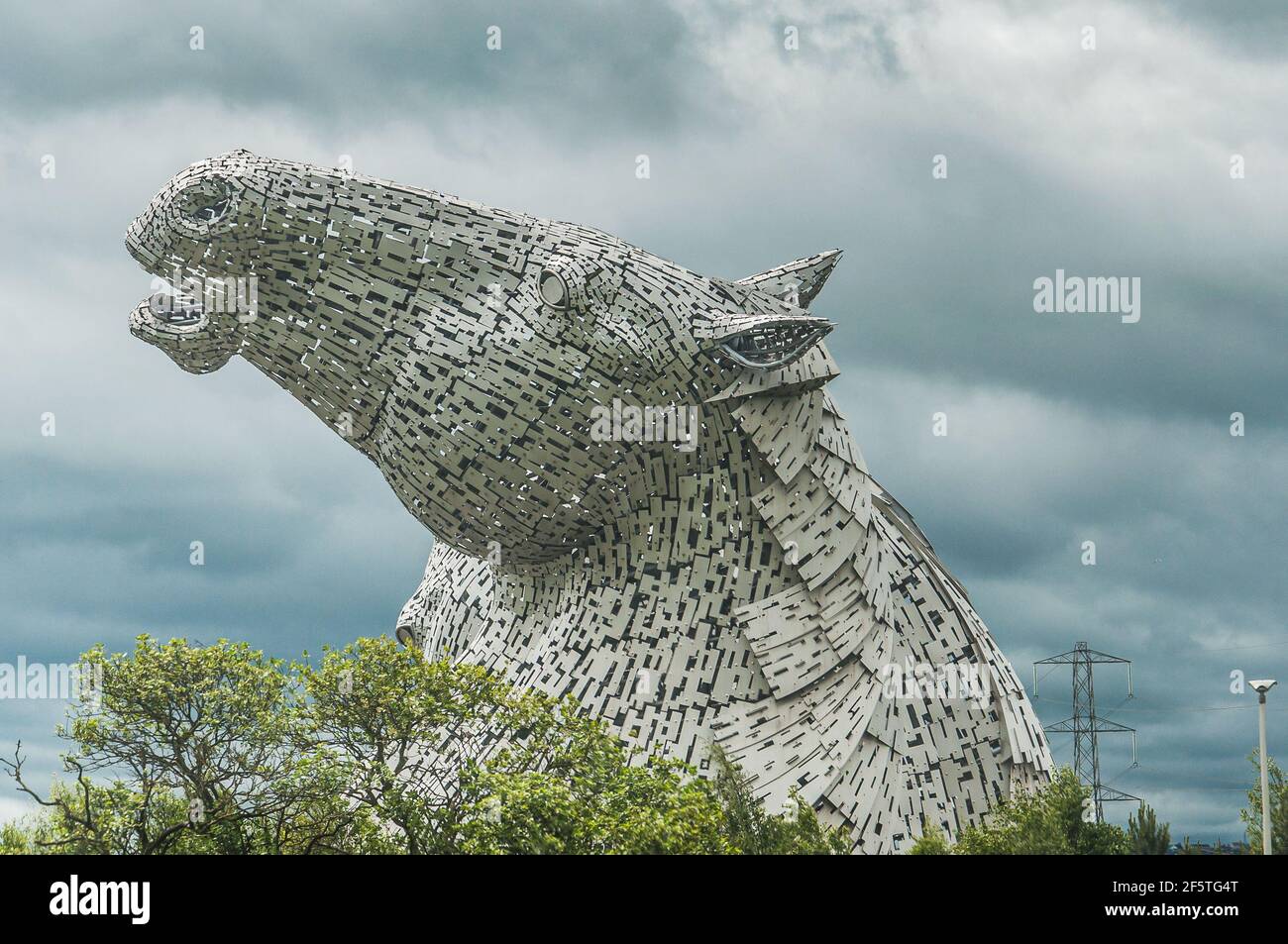 EDIMBURGO, GRAN BRETAGNA - 03 GIUGNO 2019: Dettaglio di una delle sculture di testa di cavallo chiamato Kelpies in un giorno nuvoloso Foto Stock