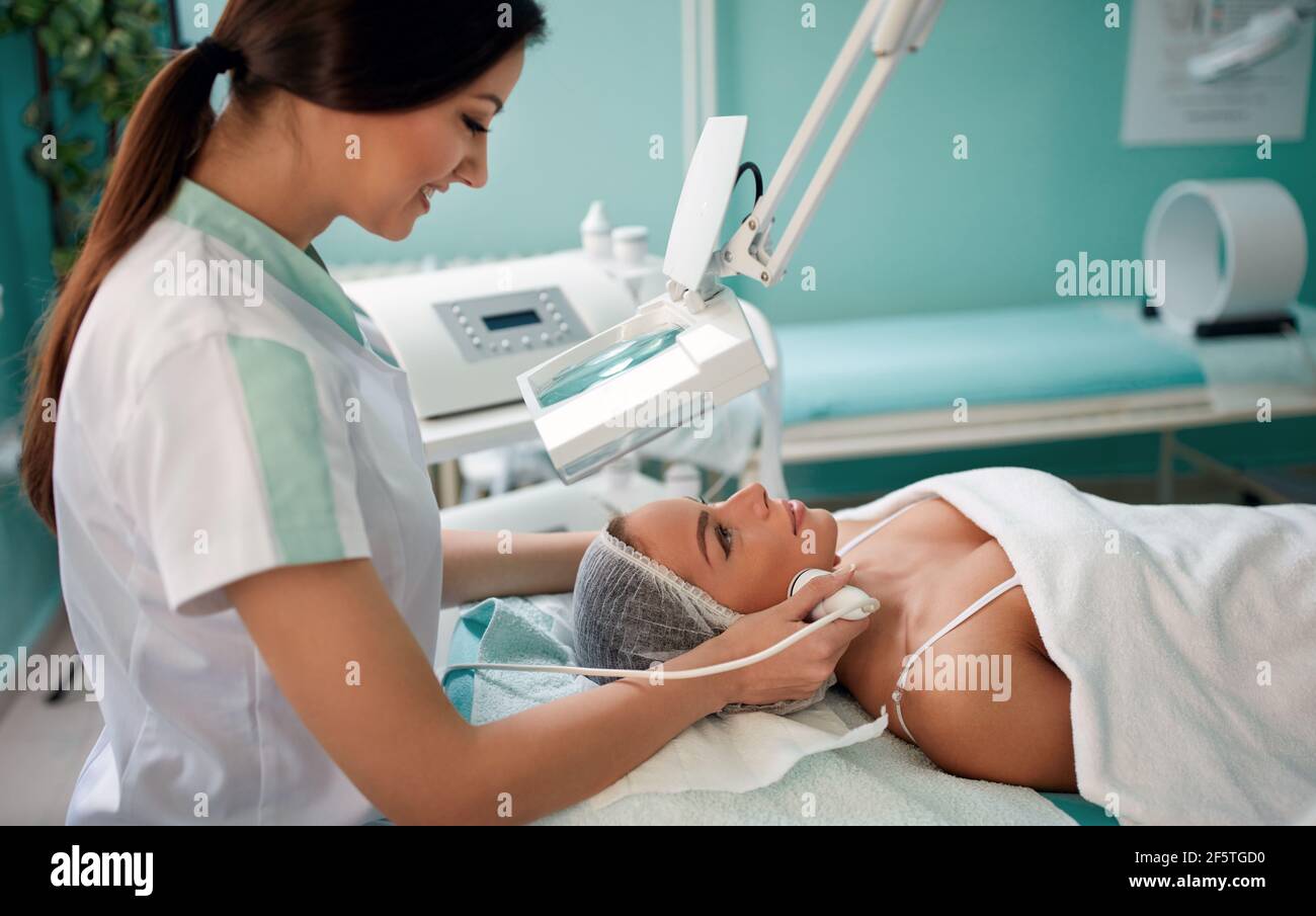 donna in clinica termale che riceve un trattamento per il sollevamento e la pelle Idratazione con laser 4D Foto Stock