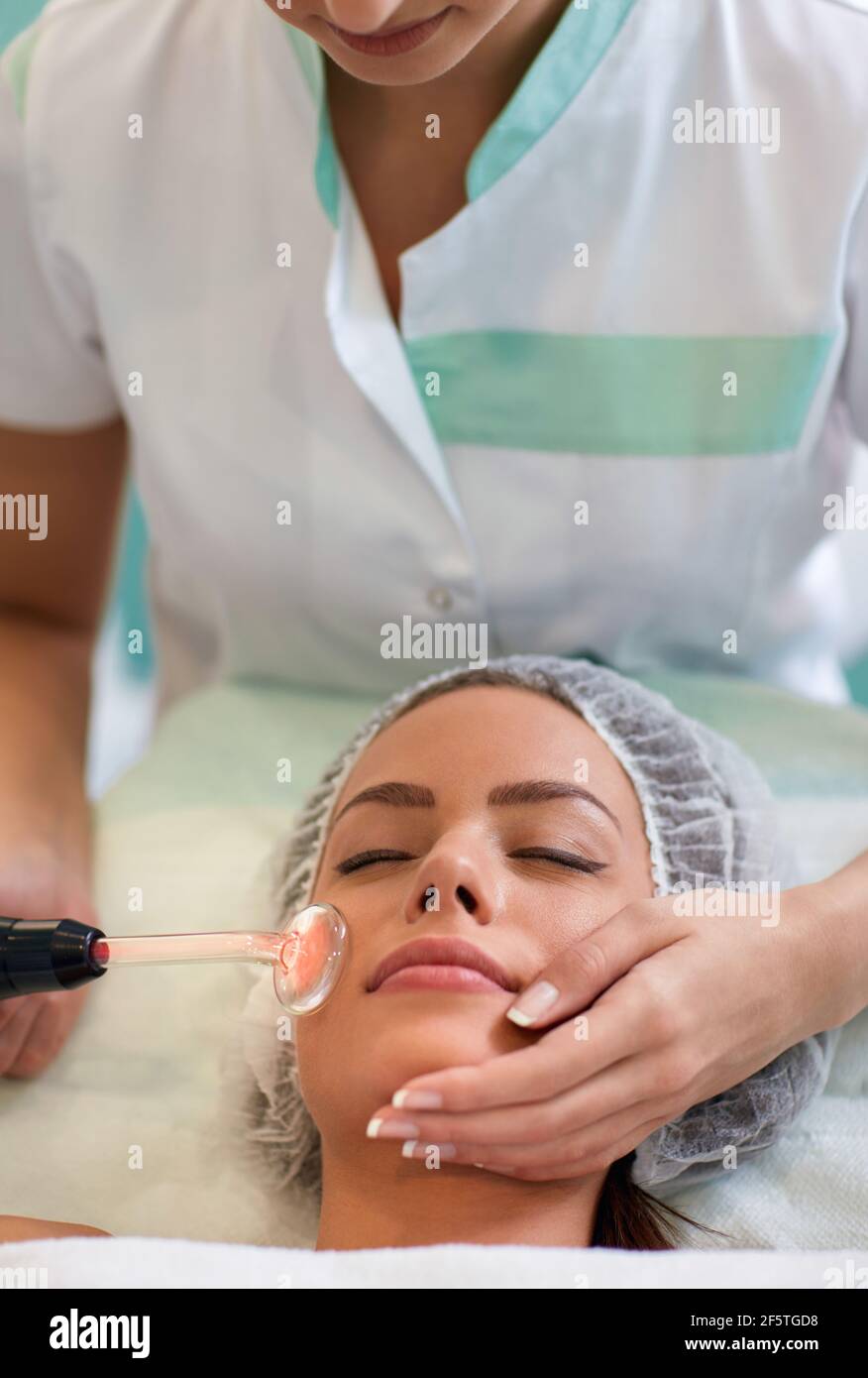 Trattamento di bellezza facciale per risolvere la pelle problematica con i pimples o l'acne, procedura di darronvalization della pelle Foto Stock