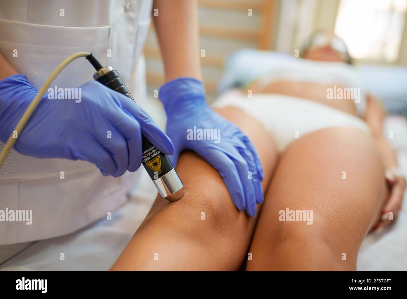 terapia fisica presso la clinica termale guarigione ginocchio jumper Foto Stock