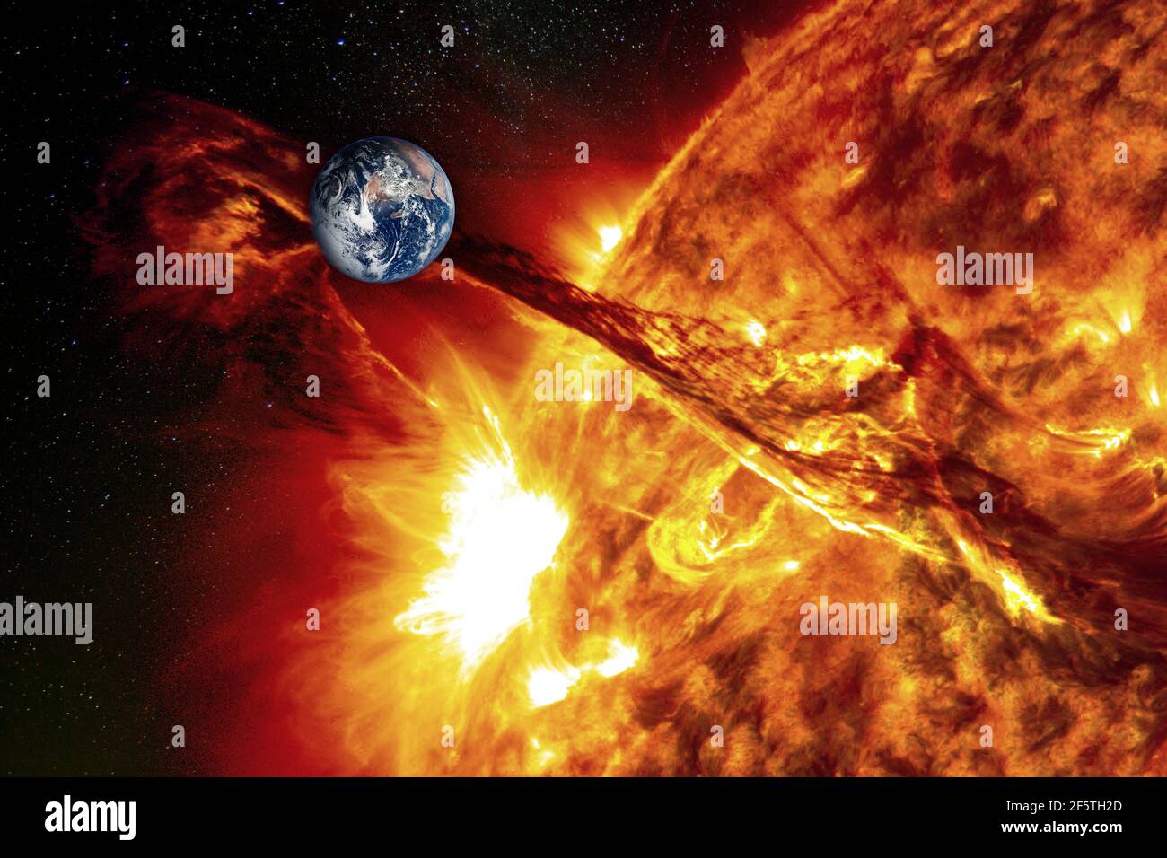 Pianeta Terra sullo sfondo di un sole gigante, il concetto di attività solare, tempesta geomagnetica. Gli elementi di questa immagine forniti dalla NASA. Foto Stock