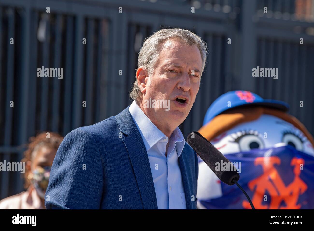 New York, Stati Uniti. 27 Marzo 2021. Bill de Blasio, sindaco di New York, parla ai media del sito di vaccinazione di massa del coronavirus (COVID-19) allo stadio di baseball Citi Field. Il sindaco De Balsio e Henry Garrido, direttore esecutivo dell'Unione DC-37, fanno un tour del sito di vaccinazione. L'Unione ha organizzato questa giornata di vaccinazione della DC-37, che ha incoraggiato tutti i membri ammissibili dell'Unione a ricevere il colpo. (Foto di Ron Adar/SOPA Images/Sipa USA) Credit: Sipa USA/Alamy Live News Foto Stock