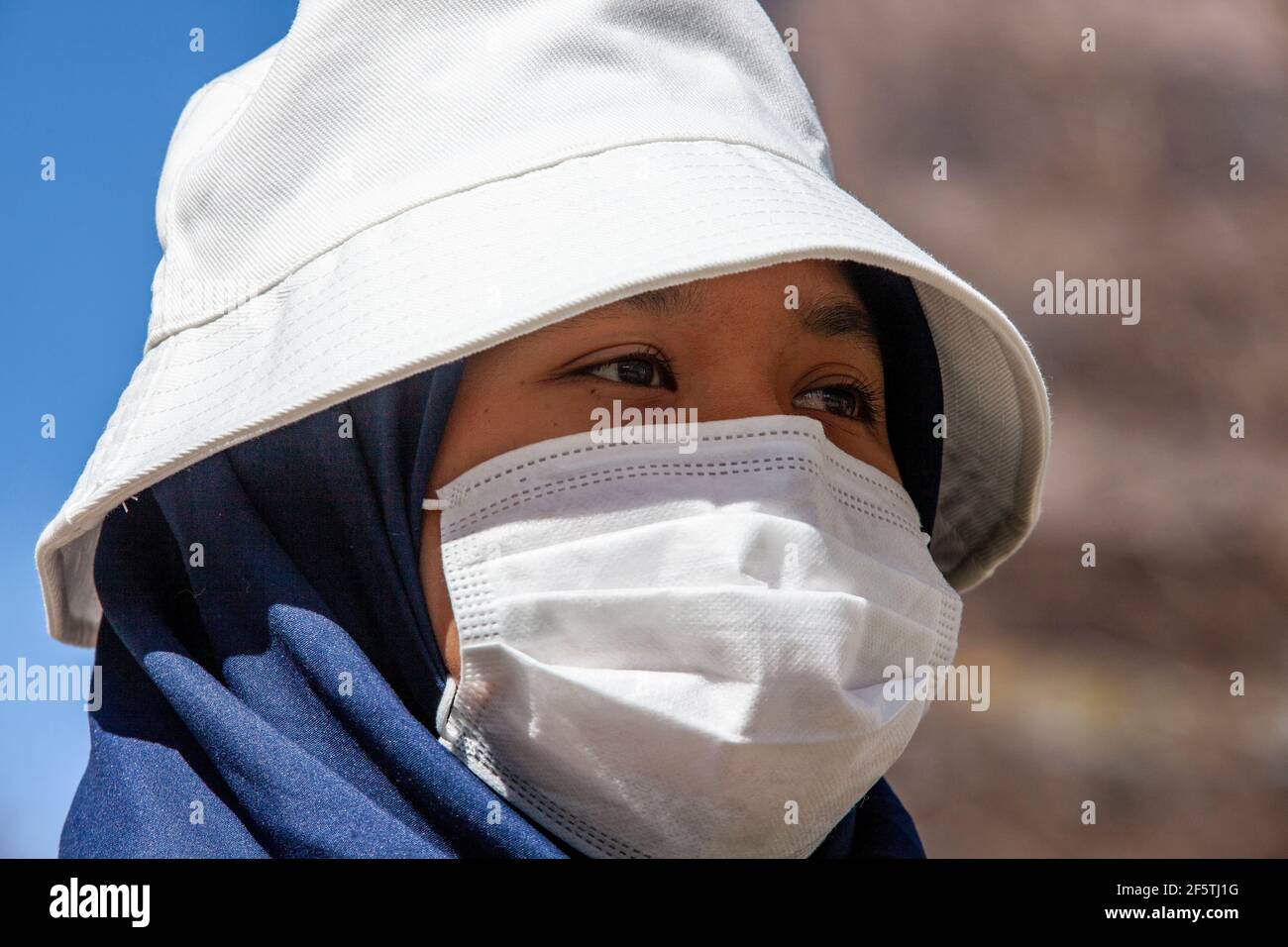 Columbus, Stati Uniti. 27 Marzo 2021. Mutiara Syifa, 25 anni, di Columbus, Ohio ascolta i relatori durante il rally.il gruppo attivista filippino AnakBayan ha collaborato con Ohio Progressive Asian Women Leadership per mettere insieme un Rally di solidarietà a STOPASIANHATE. L'evento si è protratto dalle 14:00 alle 16:00, con molte voci asiatiche che parlano delle loro esperienze nelle ultime settimane e anni di vita in America e si è concluso marciando intorno all'Ohio Statehouse. (Foto di Stephen Zenner/SOPA Images/Sipa USA) Credit: Sipa USA/Alamy Live News Foto Stock