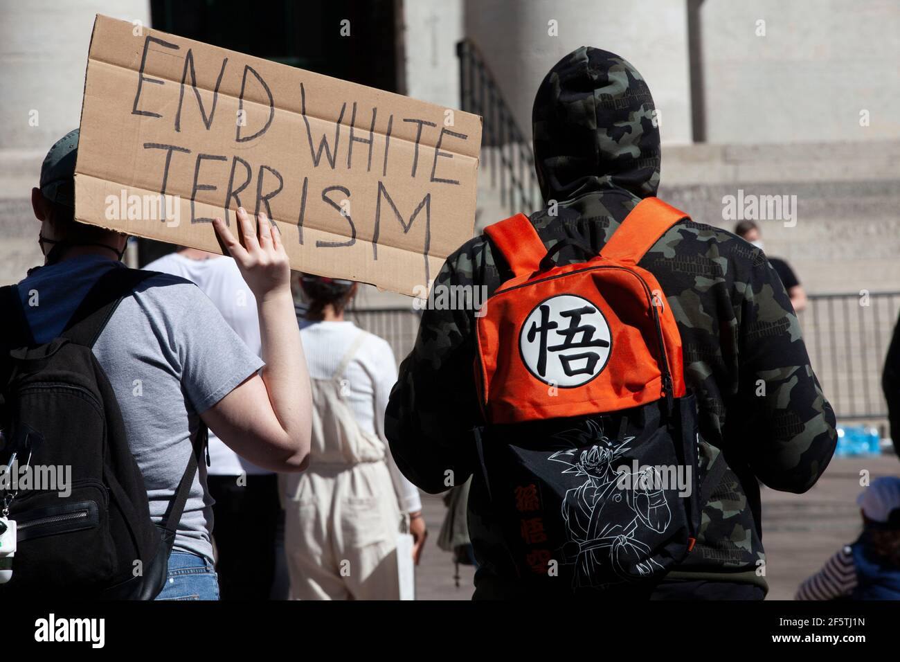 Columbus, Stati Uniti. 27 Marzo 2021. Un protettore tiene un cartello contro la supremazia bianca durante il rally.il gruppo attivista filippino AnakBayan ha collaborato con la dirigenza progressiva delle Donne asiatiche dell'Ohio per mettere insieme un Rally di solidarietà a STOPASIANHATE. L'evento si è protratto dalle 14:00 alle 16:00, con molte voci asiatiche che parlano delle loro esperienze nelle ultime settimane e anni di vita in America e si è concluso marciando intorno all'Ohio Statehouse. (Foto di Stephen Zenner/SOPA Images/Sipa USA) Credit: Sipa USA/Alamy Live News Foto Stock