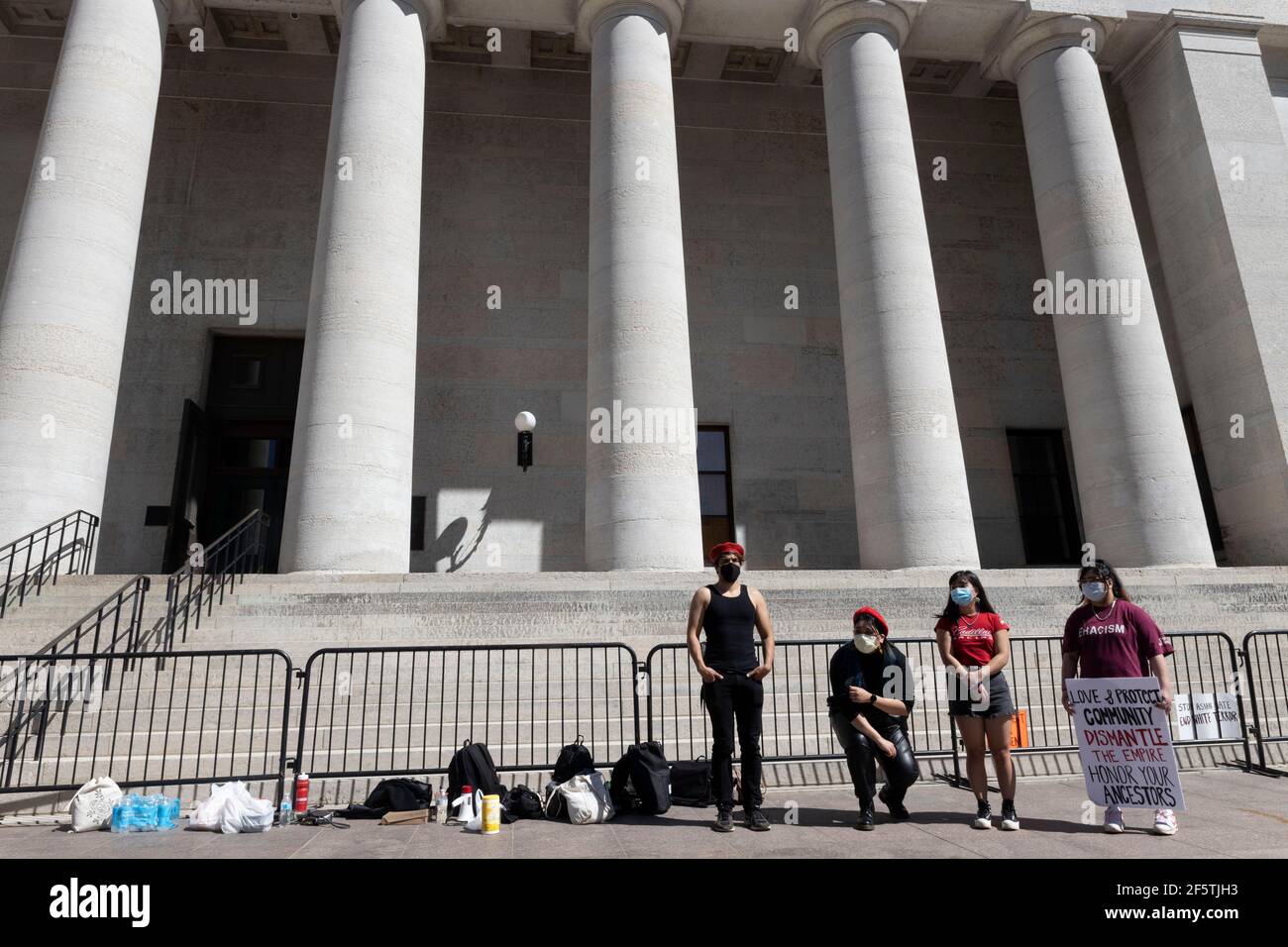 Columbus, Stati Uniti. 27 Marzo 2021. Gli organizzatori di AnakBayan stanno al fianco mentre i relatori parlano alla Ohio Statehouse durante il rally.filippino gruppo attivista AnakBayan ha collaborato con Ohio Progressive Asian Women Leadership per mettere insieme un Rally di solidarietà a STOPASIANHATE. L'evento si è protratto dalle 14:00 alle 16:00, con molte voci asiatiche che parlano delle loro esperienze nelle ultime settimane e anni di vita in America e si è concluso marciando intorno all'Ohio Statehouse. Credit: SOPA Images Limited/Alamy Live News Foto Stock