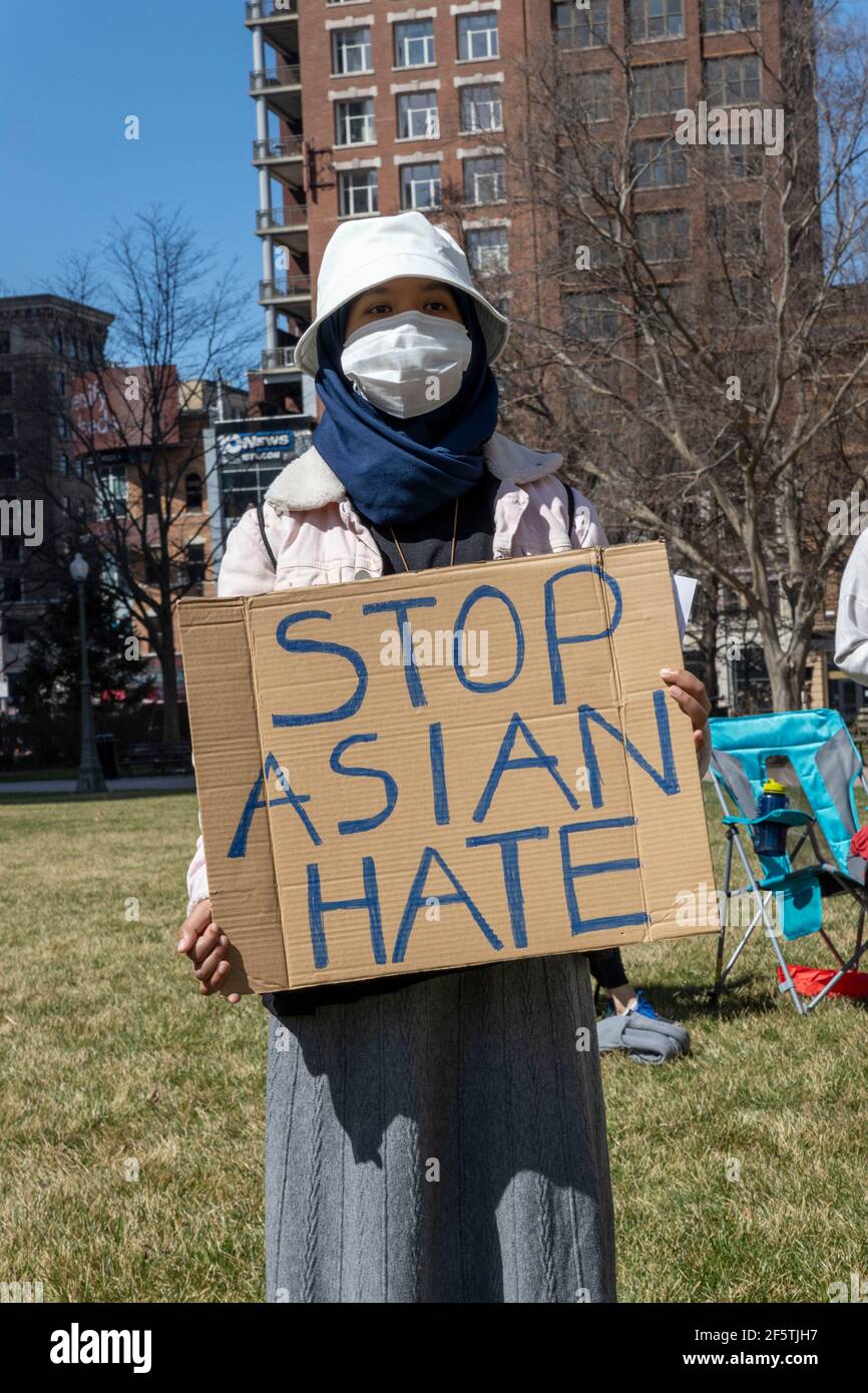 Columbus, Stati Uniti. 27 Marzo 2021. Mutiara Syifa, 25 anni, di Columbus, Ohio, tiene un cartello contro l'odio asiatico durante il rally.il gruppo attivista filippino AnakBayan ha collaborato con la dirigenza progressiva delle donne asiatiche dell'Ohio per mettere insieme un Rally di solidarietà a STOPASIANHATE. L'evento si è protratto dalle 14:00 alle 16:00, con molte voci asiatiche che parlano delle loro esperienze nelle ultime settimane e anni di vita in America e si è concluso marciando intorno all'Ohio Statehouse. Credit: SOPA Images Limited/Alamy Live News Foto Stock