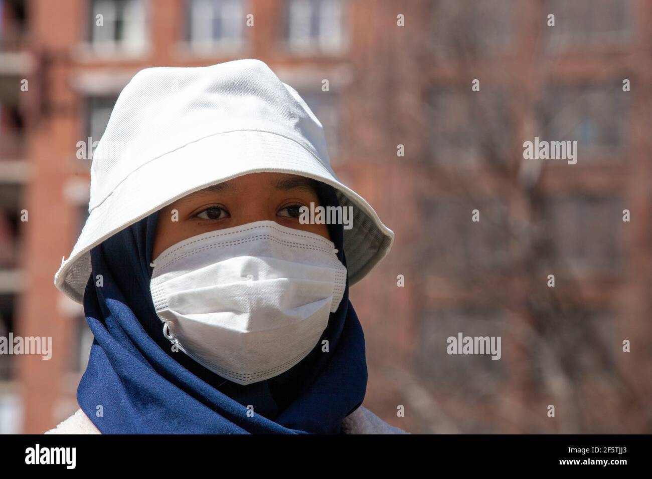 Columbus, Stati Uniti. 27 Marzo 2021. Mutiara Syifa, 25 anni, di Columbus, Ohio ascolta i relatori durante il rally.il gruppo attivista filippino AnakBayan ha collaborato con Ohio Progressive Asian Women Leadership per mettere insieme un Rally di solidarietà a STOPASIANHATE. L'evento si è protratto dalle 14:00 alle 16:00, con molte voci asiatiche che parlano delle loro esperienze nelle ultime settimane e anni di vita in America e si è concluso marciando intorno all'Ohio Statehouse. Credit: SOPA Images Limited/Alamy Live News Foto Stock