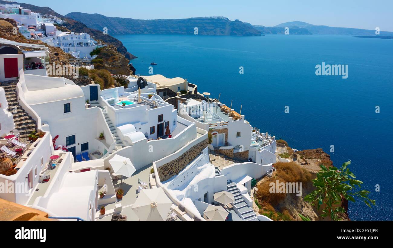 Isola di Santorini in Grecia. Vista panoramica della città di Oia piccole case bianche sul mare. Paesaggio greco Foto Stock