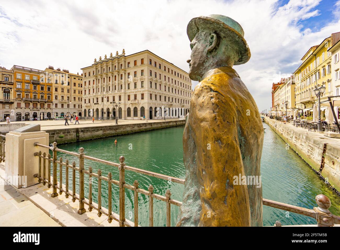 La statua di Joyce in Piazza Ponterosso, Trieste Foto Stock
