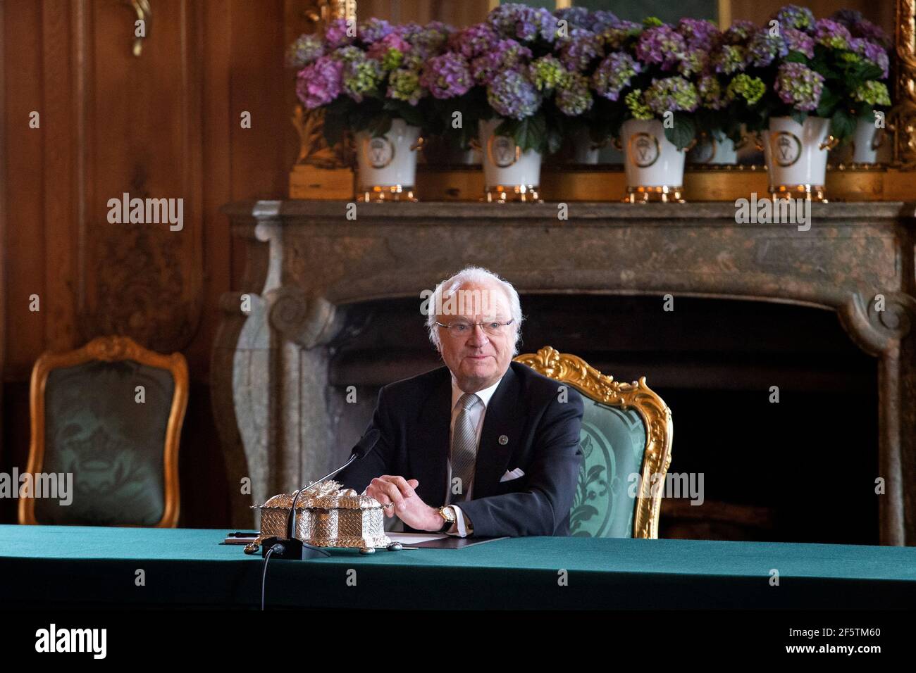 STOCCOLMA 2021-03-28Re Carl Gustaf durante il Consiglio di Stato. Domenica 28 marzo si è tenuto un Consiglio di Stato al Palazzo reale in occasione della nascita del Principe Carl Philip e del terzo figlio della Principessa Sofia. Al Consiglio di Stato, HM il Re informò il Governo che il Principe/Principessa, che è settimo in linea con il Trono, sarà chiamato Julian Herbert Folke e conosciuto come Principe Giuliano. Il Principe Giuliano è stato concesso al Ducato di Halland. Foto Stock