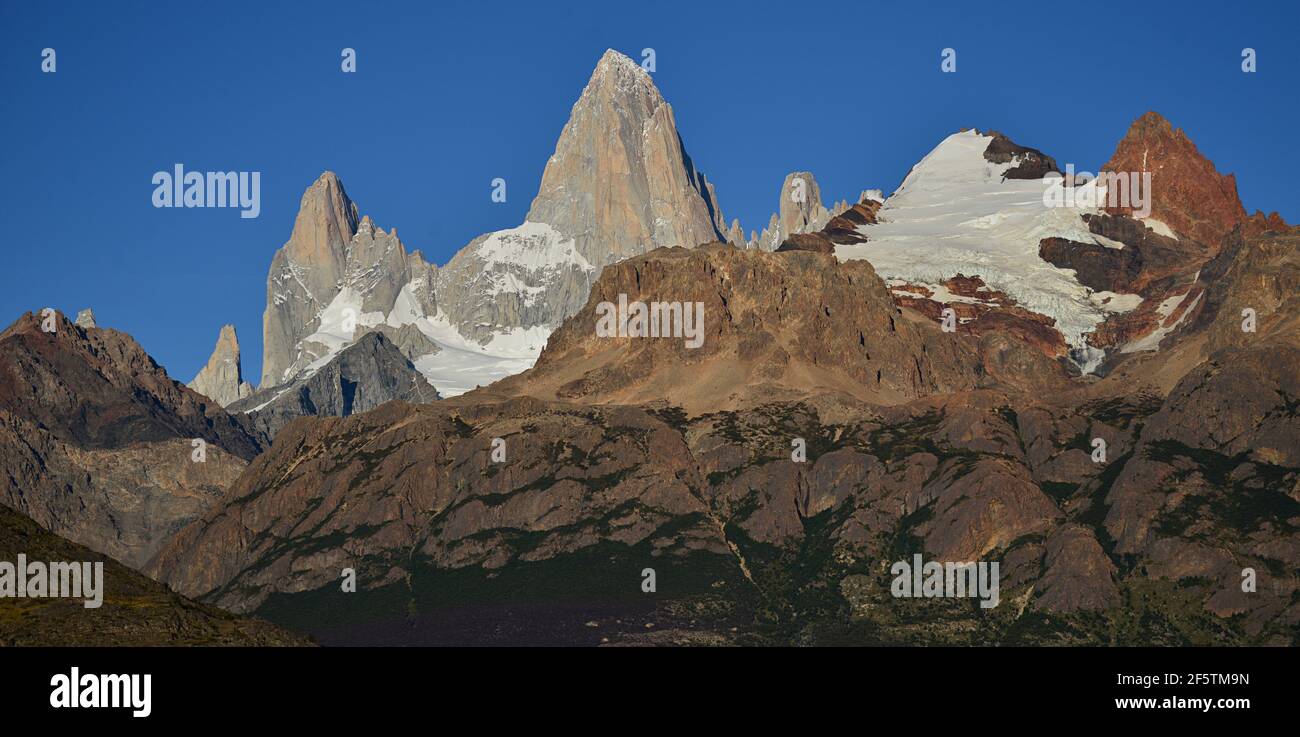 Fitz Roy è una montagna situata in Patagonia, al confine tra Argentina e Cile. Sul lato argentino integra il parco Los Glaciares Foto Stock