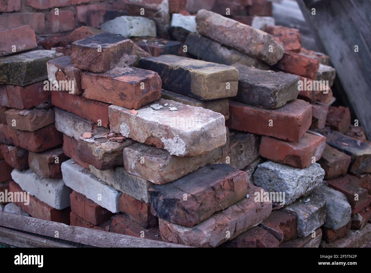 pila di mattoni di argilla arancione organizzato dopo lo smantellamento del vecchio edificio. Foto Stock