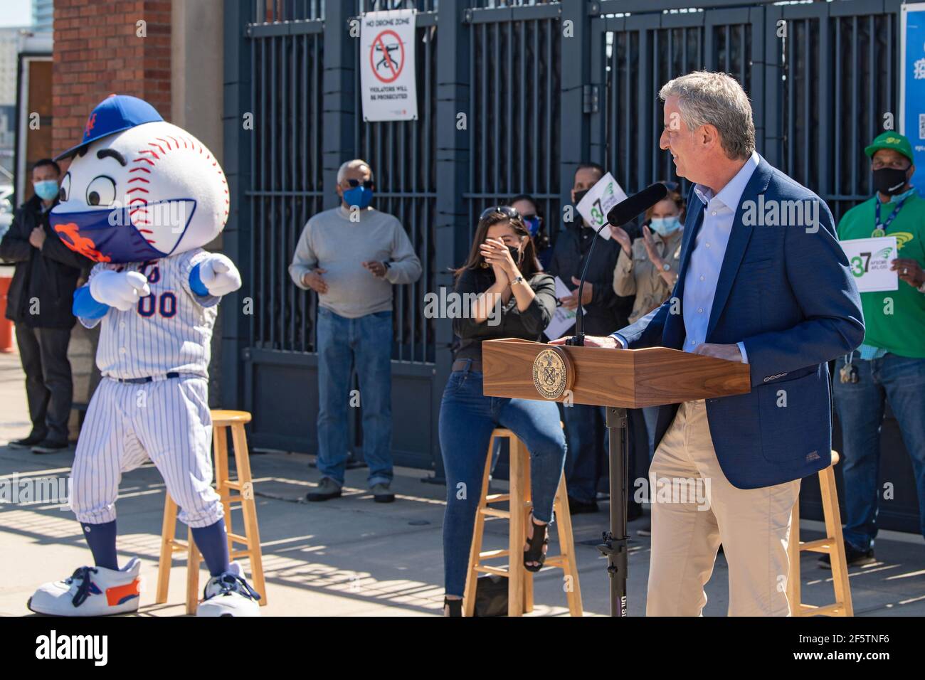 New York, Stati Uniti. 27 Marzo 2021. Bill de Blasio, sindaco di New York, parla ai media del sito di vaccinazione di massa del coronavirus (COVID-19) allo stadio di baseball Citi Field. Il sindaco De Balsio e Henry Garrido, direttore esecutivo dell'Unione DC-37, fanno un tour del sito di vaccinazione. L'Unione ha organizzato questa giornata di vaccinazione della DC-37, che ha incoraggiato tutti i membri ammissibili dell'Unione a ricevere il colpo. Credit: SOPA Images Limited/Alamy Live News Foto Stock