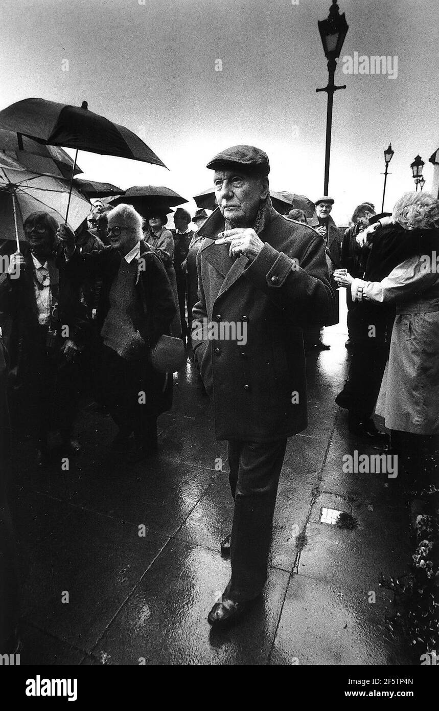 Sir John Gielgud camminando nell'attore di Hammersmith Foto Stock