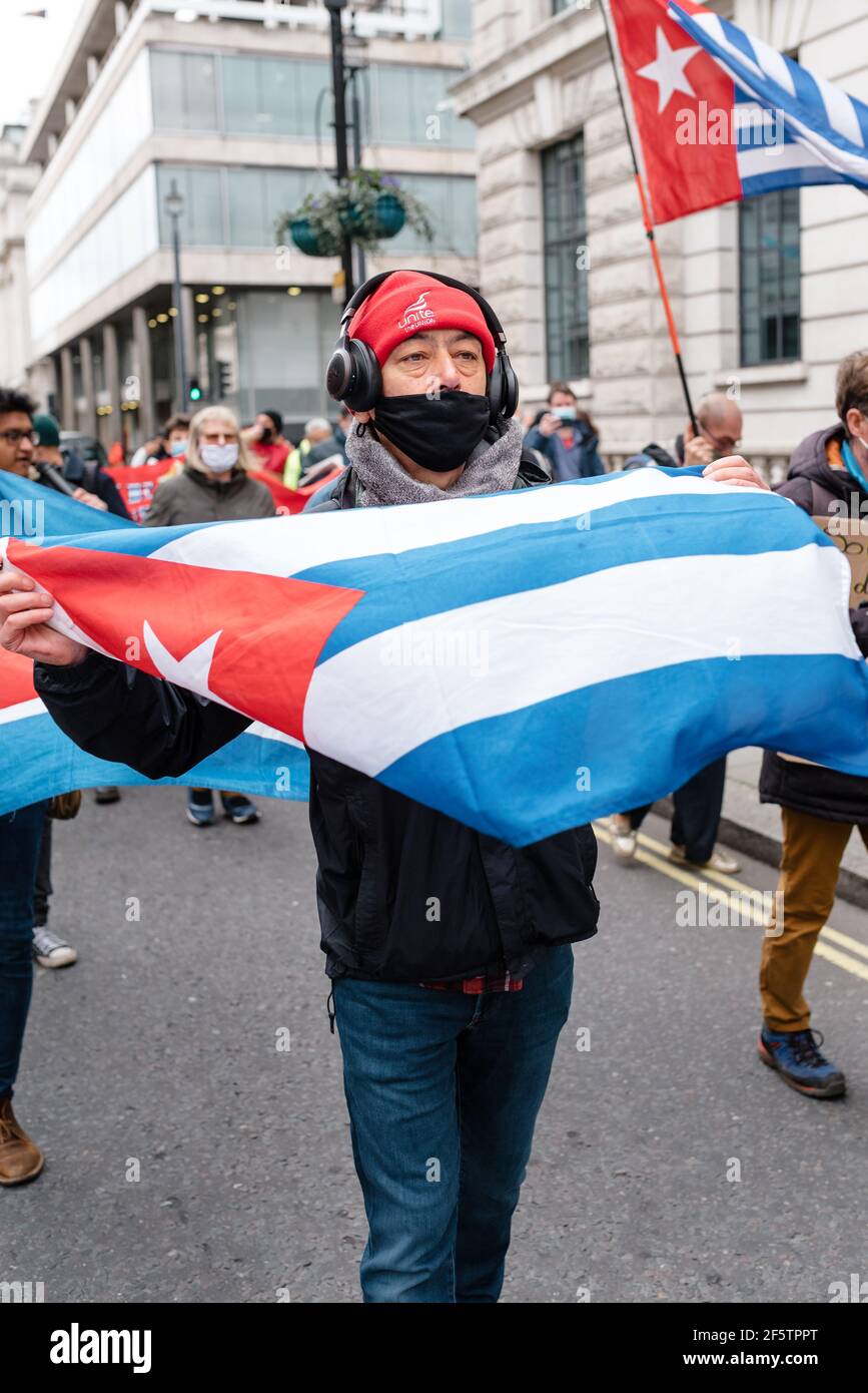 Londra, Regno Unito - 12 dicembre 2020: Protesta in Trafalgar Square per chiedere la fine del blocco punitivo e illegale di Cuba da parte degli Stati Uniti. Foto Stock