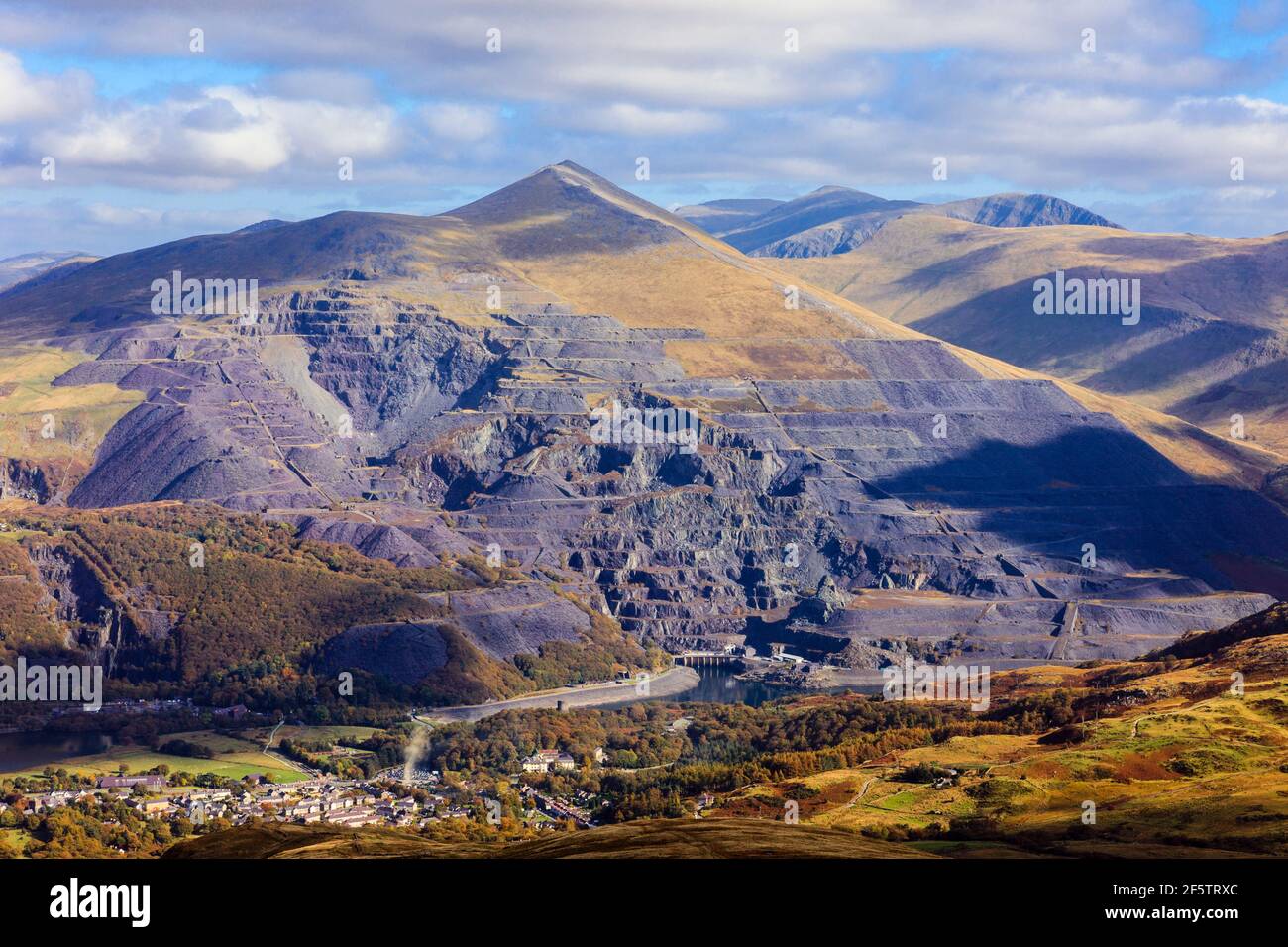 Vista alta sopra il villaggio sotto la montagna di Elidir Fawr e disusato cava di ardesia Dinorwig ora centrale idroelettrica. Llanberis Gwynedd Galles del Nord Regno Unito Foto Stock