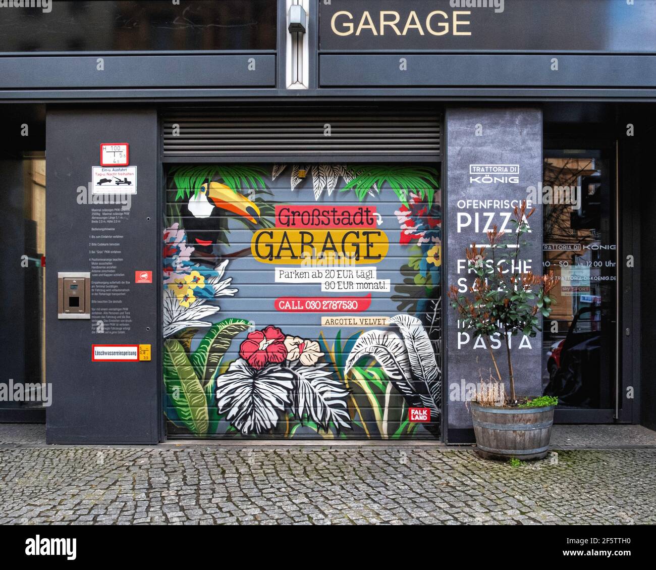 La verniciatura colorata sulla porta della Garade pubblicizza un posto auto in affitto a Oranienburger Str., Mitte, Berlino, Germania Foto Stock