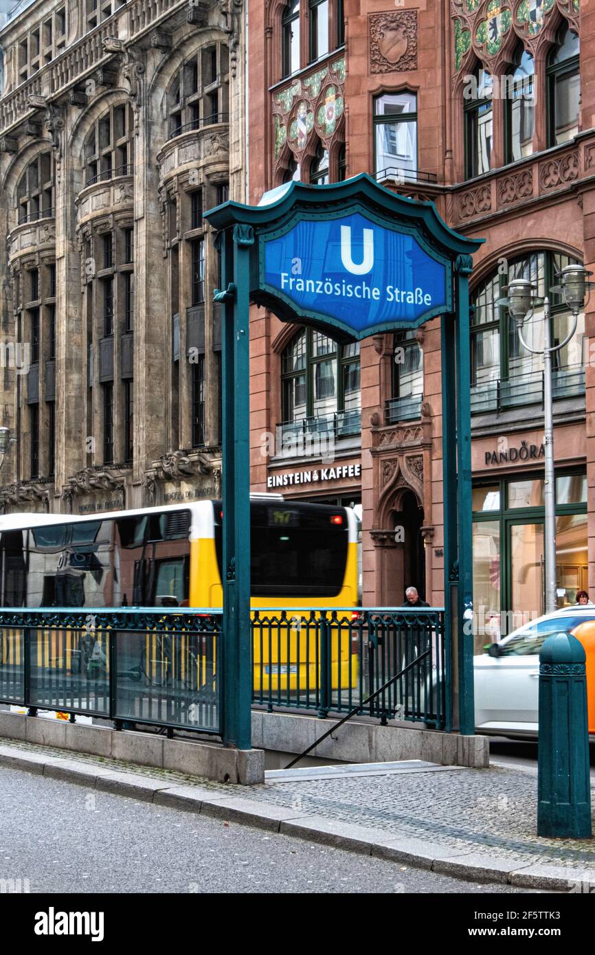 U Französische Strasse - ingresso alla stazione della metropolitana U-Bahn di Friedrichstrasse, Mitte, Berlino, Germania Foto Stock