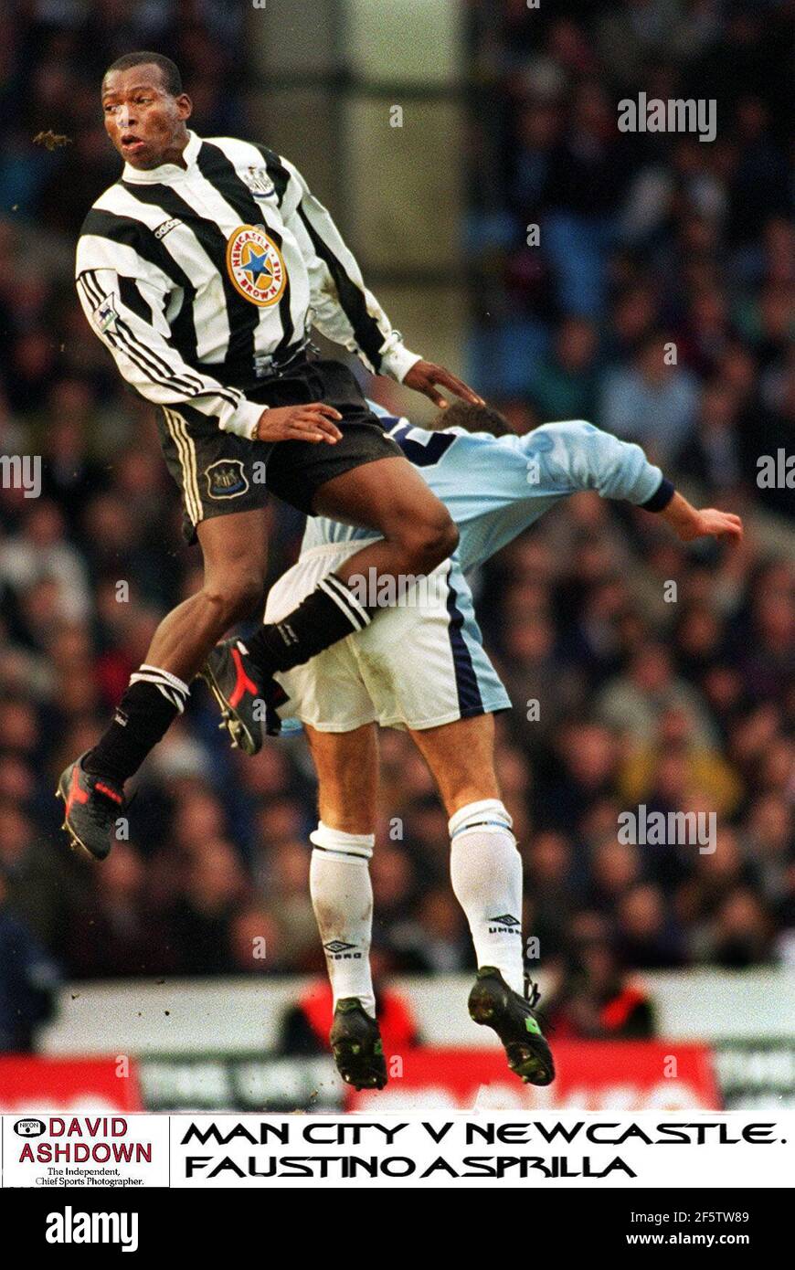 Faustino Asprilla salta in testa alla palla Newcastle United v Manchester City Premier League Foto Stock