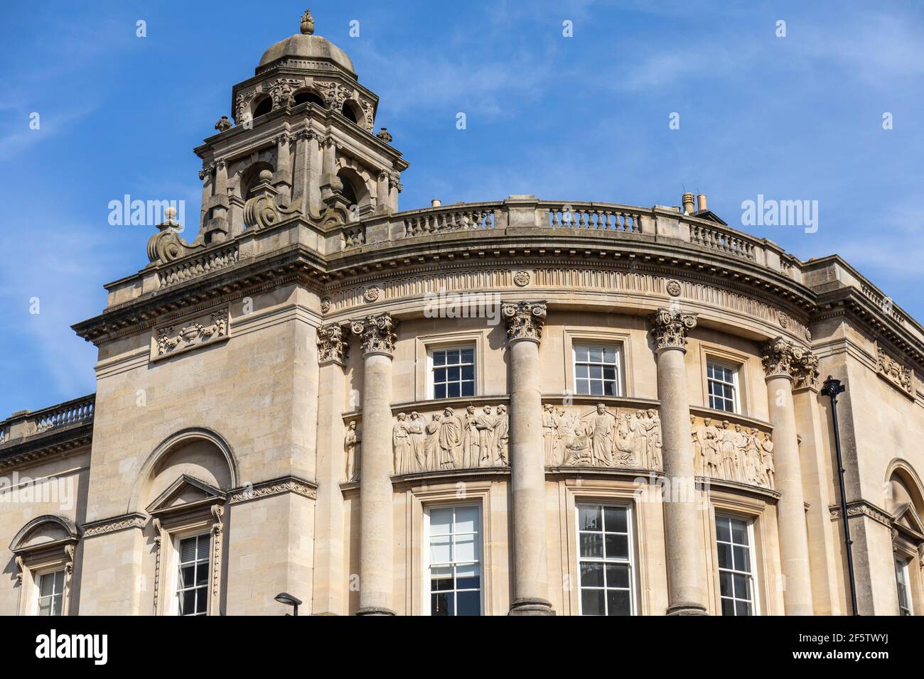 Scultura in pietra ornata nella Guildhall georgiana di Bath. Un edificio classificato di grado I. Bath City Centre, Somerset, Inghilterra, Regno Unito Foto Stock