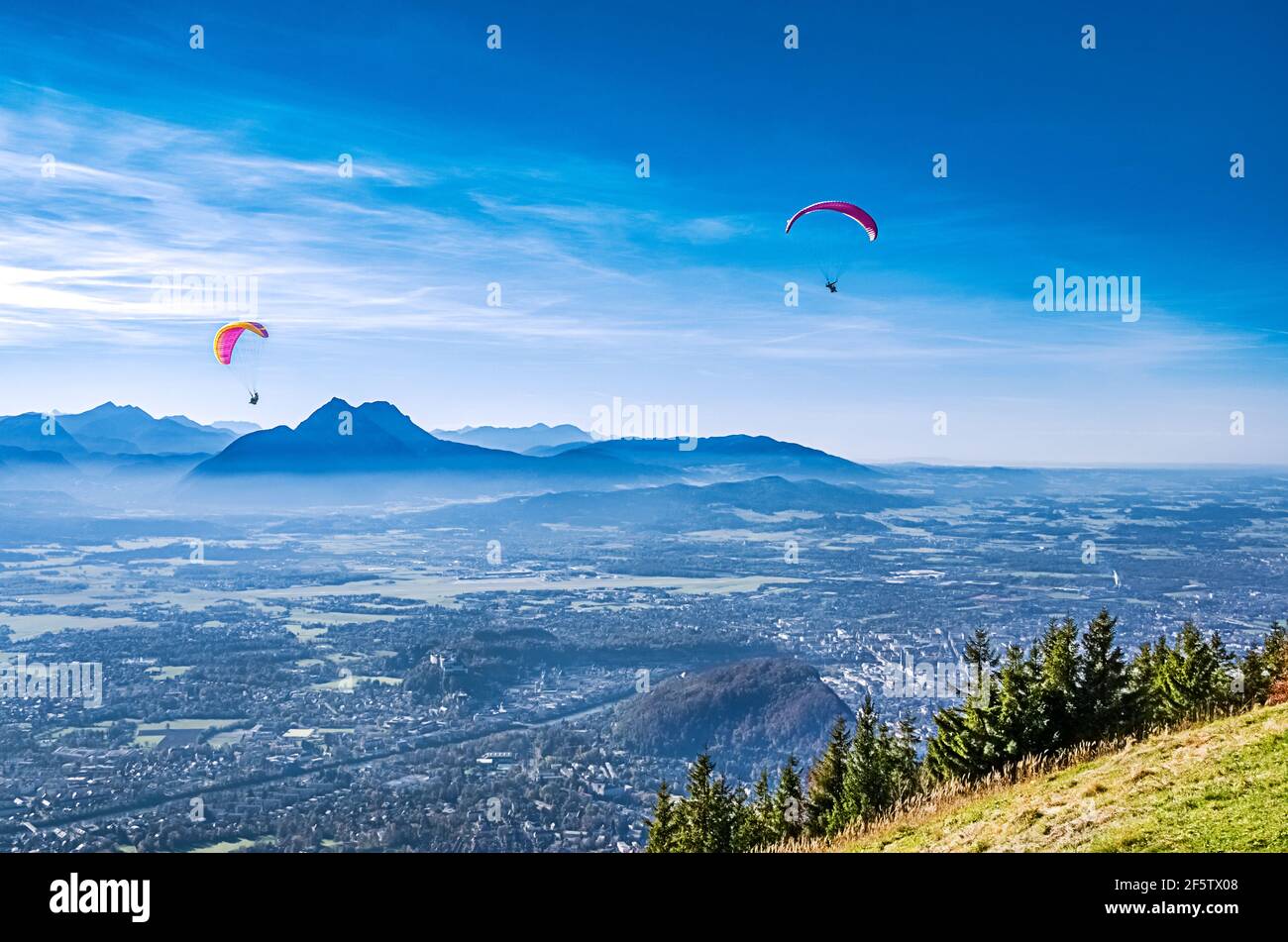 Parapendio su Salisburgo in Austria, Europa. Due parapendio, visti dal monte Gaisberg, alto 1287 metri, con vista sulla capitale Salisburgo. Foto Stock