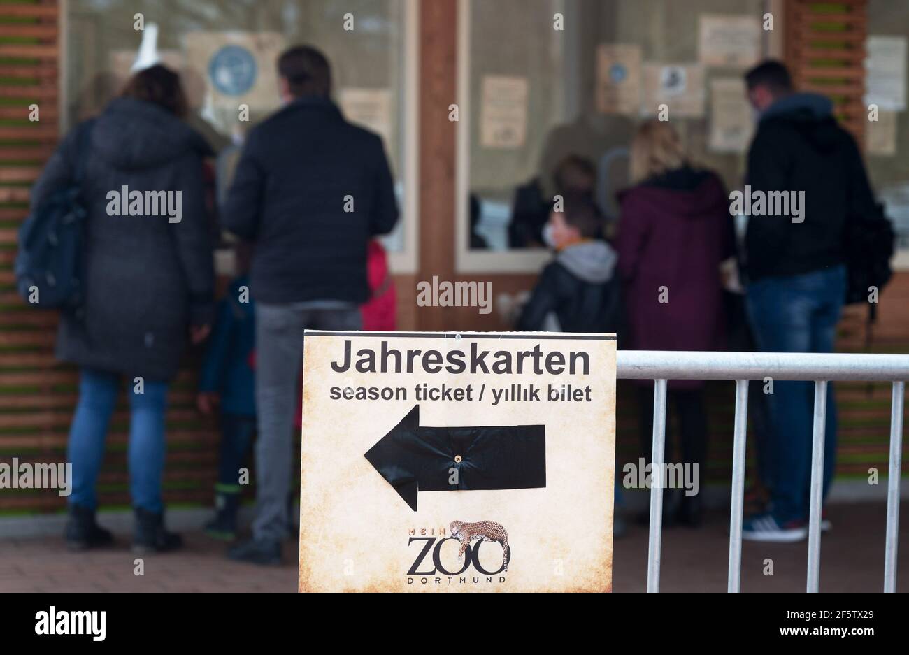 Dortmund, Germania. 28 Marzo 2021. I visitatori si allineano all'esterno dell'ingresso dello zoo per mostrare i loro voucher. I visitatori possono attualmente registrarsi online, in numero limitato, per visitare lo zoo. Credit: Bernd Thissen/dpa/Alamy Live News Foto Stock