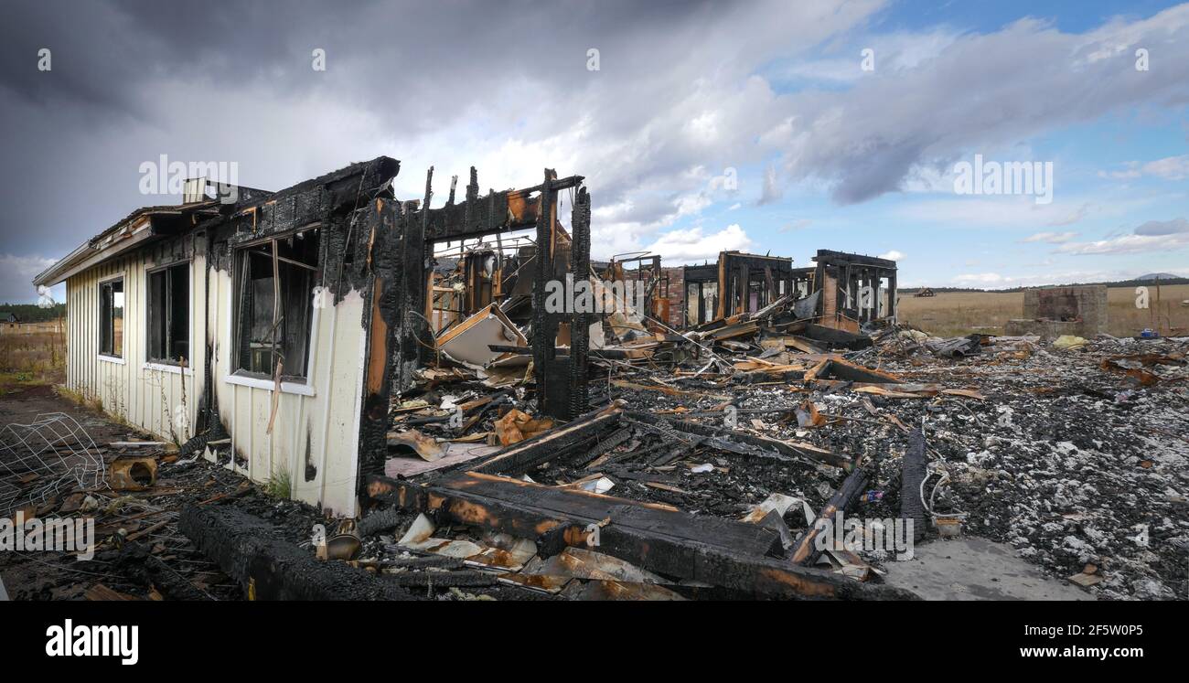I resti di una Casa dopo un incendio devastante Foto Stock