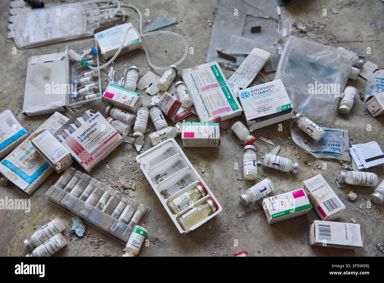 Medicinali vecchi in un ospedale abbandonato. Chiatura, Georgia. Foto Stock