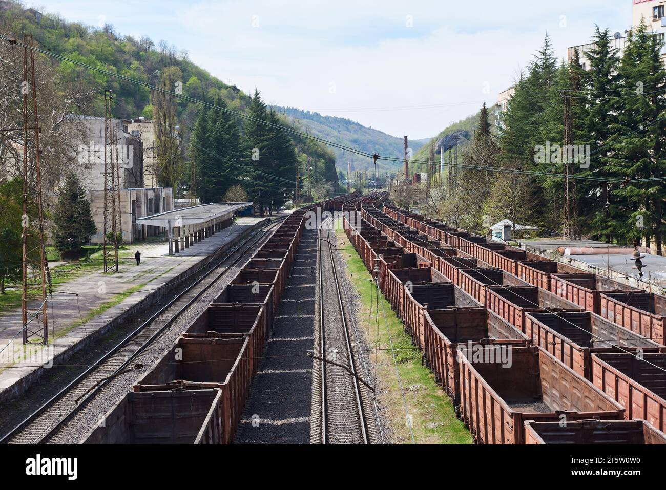 Carrozze vuote alla stazione ferroviaria di Chiatura. Georgia Foto Stock