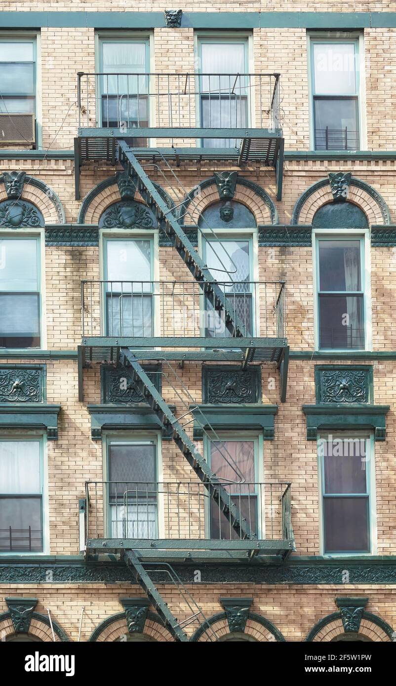 Vecchio edificio con fuga da fuoco di ferro, New York City, Stati Uniti. Foto Stock