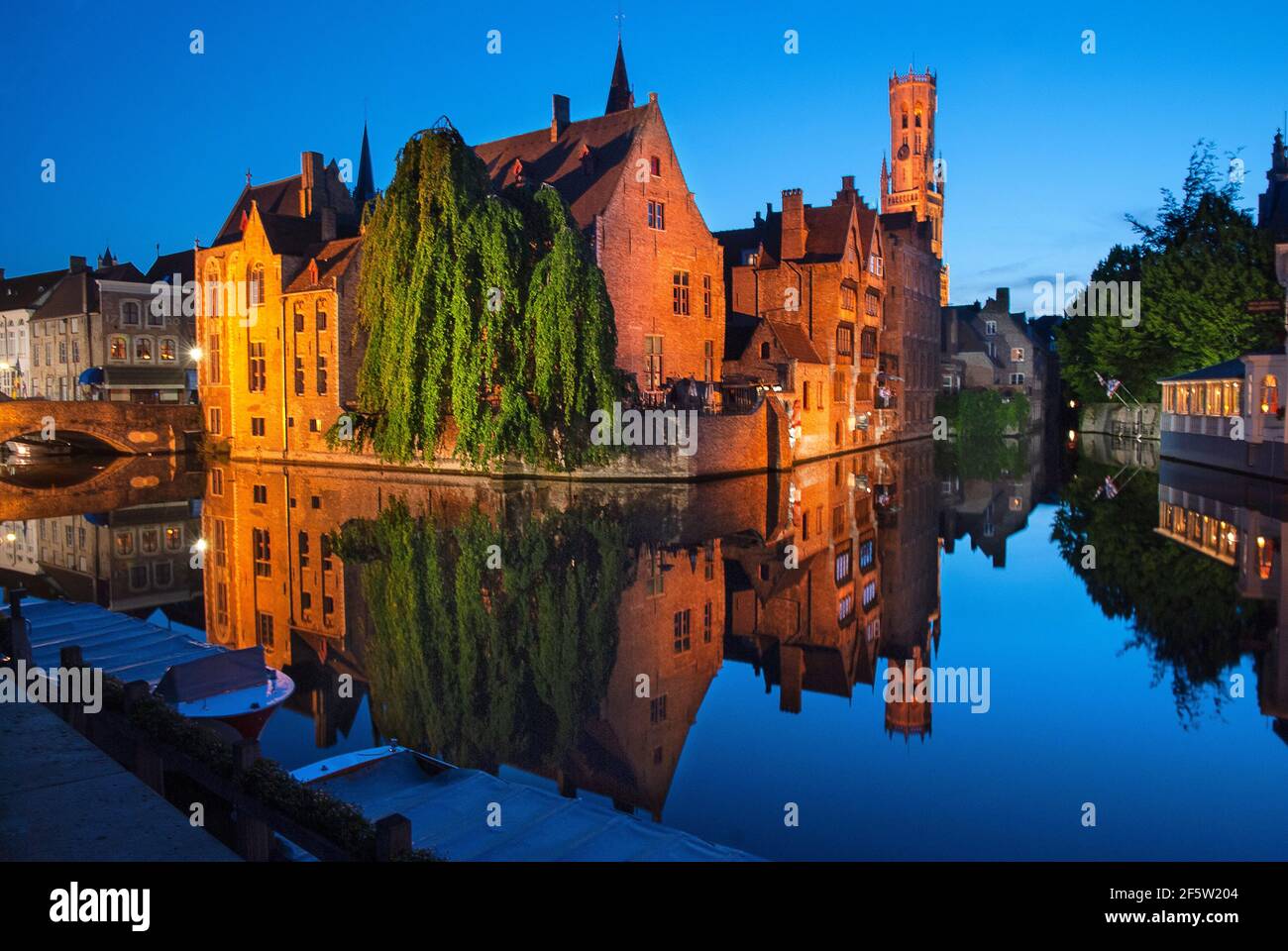 Dijver Canal di Rozenhoedkaai a Bruges - Fiandre (Belgio) Foto Stock