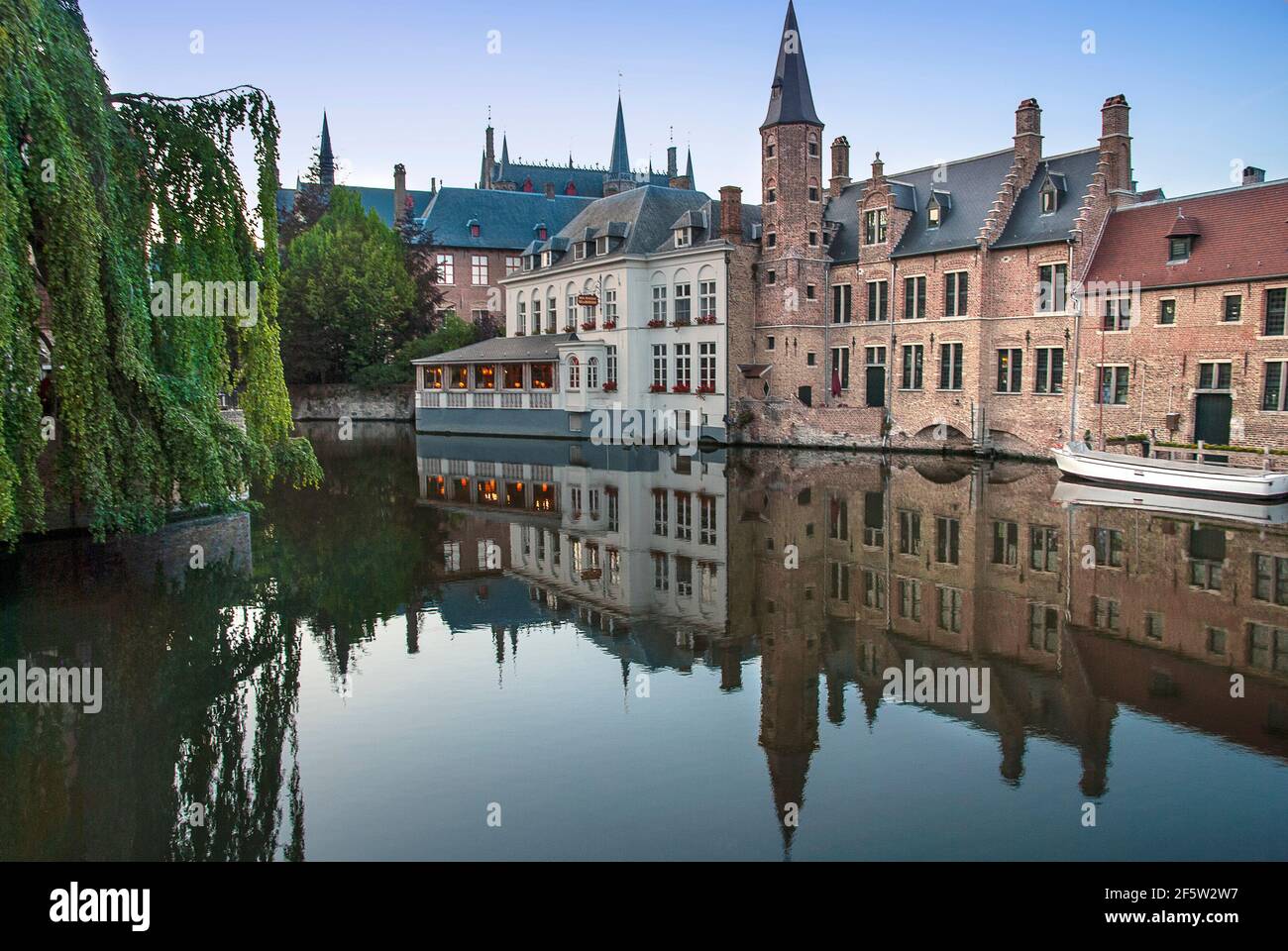 Vista sul canale di Dijver di Rozenhoedkaai a Bruges - Fiandre (Belgio) Foto Stock