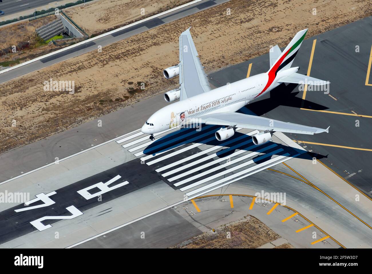 Emirates Airline Airbus A380 atterra all'aeroporto internazionale. Vista aerea di Emirates Airlines A380-800. Vista dall'alto. Foto Stock