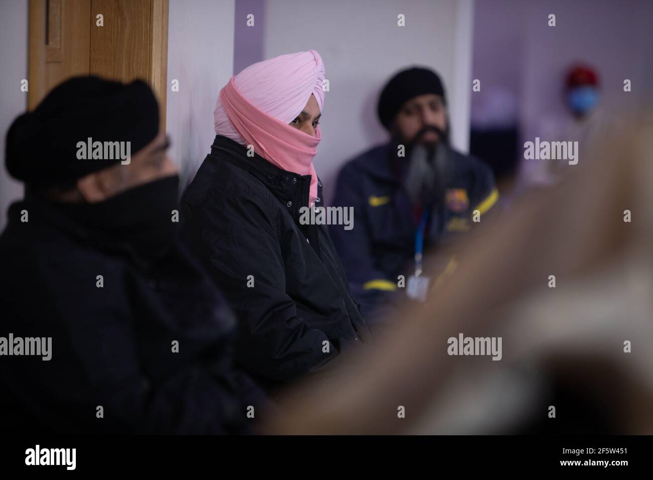 Glasgow, Regno Unito, il 28 marzo 2021. Il primo giorno di servizi religiosi per la comunità Sikh, da quando Covid-19 coronavirus salute pandemie restrizioni di blocco ha iniziato ad alleviare, si svolge presso il Central Gurdwara Glasgow. Photo credit: Jeremy Sutton-Hibbert/Alamy Live News Foto Stock