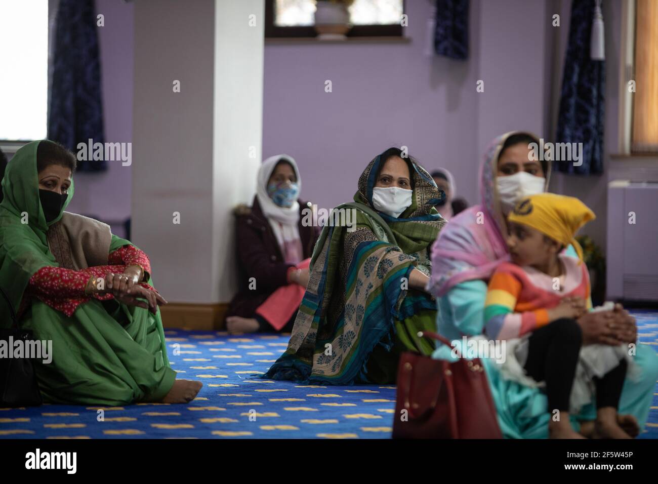 Glasgow, Regno Unito, il 28 marzo 2021. Il primo giorno di servizi religiosi per la comunità Sikh, da quando Covid-19 coronavirus salute pandemie restrizioni di blocco ha iniziato ad alleviare, si svolge presso il Central Gurdwara Glasgow. Photo credit: Jeremy Sutton-Hibbert/Alamy Live News Foto Stock