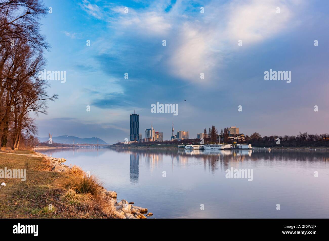 Wien, Vienna: Mattina al fiume Neue Donau (nuovo Danubio), Donaucity, DC Tower 1, vista dall'isola Donauinsel a Leopoldsberg nel 22. Donaustadt, Wien, Au Foto Stock
