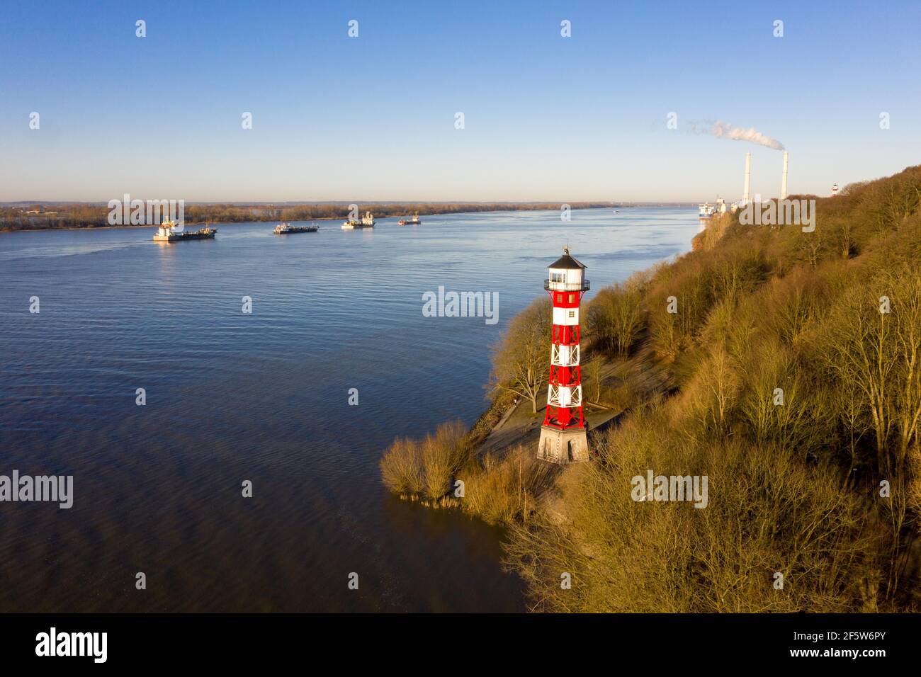 Vista aerea del faro Rissen, luce frontale sul fiume Elba, vista sulla centrale termica combinata e il traffico marittimo, Amburgo Foto Stock