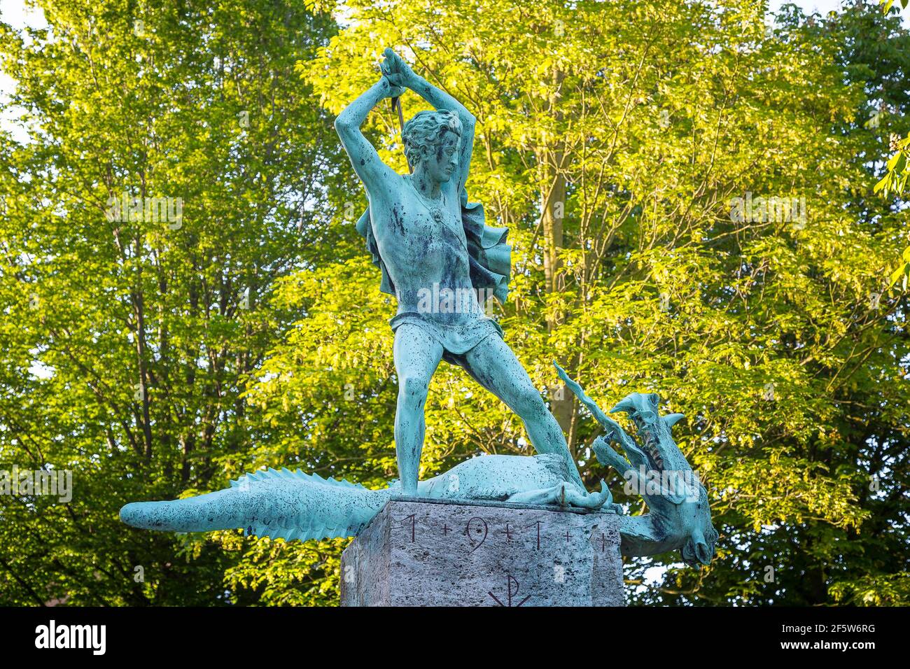 Figura di bronzo, monumento con la schivata di drago, Siegfried e il drago, Obermylauer Berg, Mylau, Vogtland, Sassonia, Germania Foto Stock