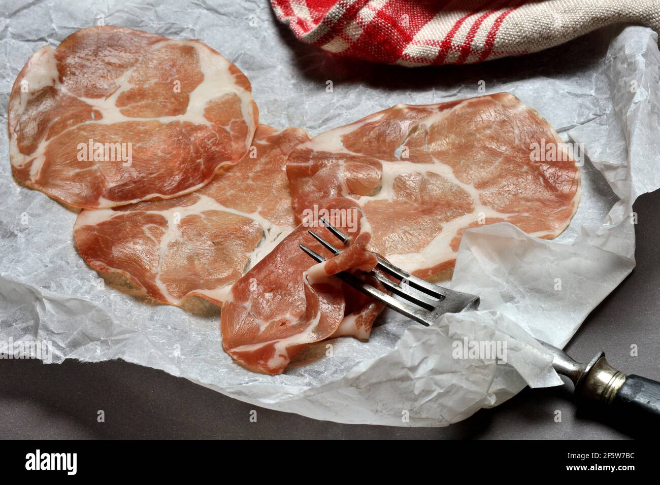 Coppa, salsiccia italiana con forchetta, Germania Foto Stock