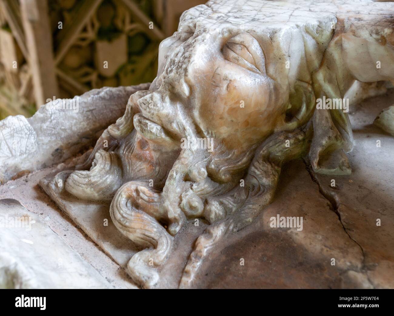 La testa desiderava essere un saraceno o Giovanni Battista sulla tomba medievale di Sir William Ryther, 1475 Foto Stock