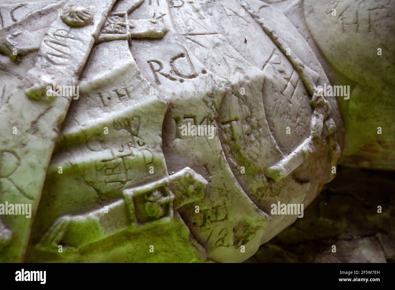 Antichi graffiti intagliati sulla tomba di alabastro di Sir William Ryther, compresa una data del 1744 Foto Stock
